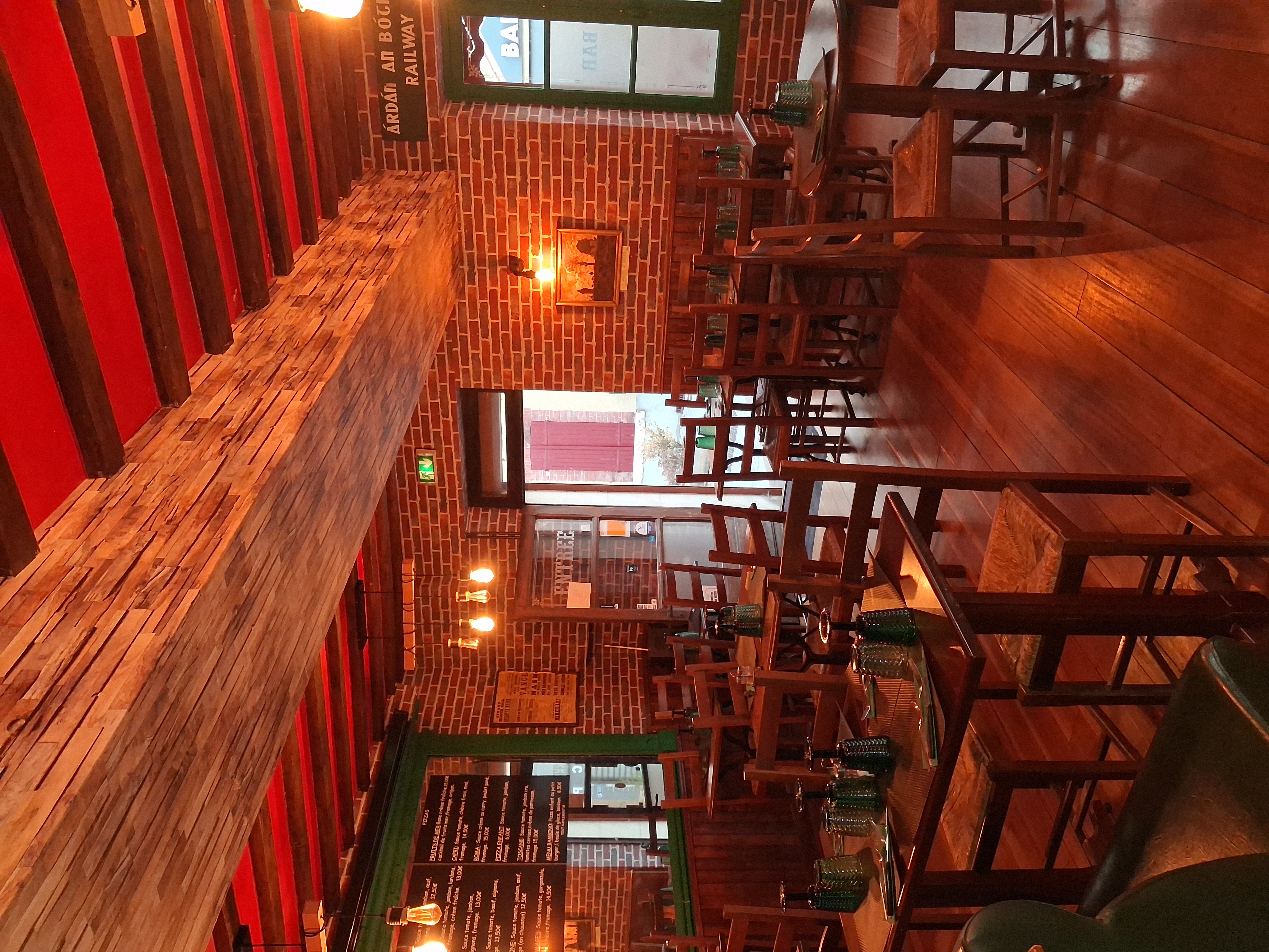 En sologne, joli pub restaurant 
40 couverts en salle
32 couverts en terrasse interieur
Travaux fais 
Aux normes
Pas serieux s abstenir
Vebds cause retraite
Soirées , concerts
Photos sur demande