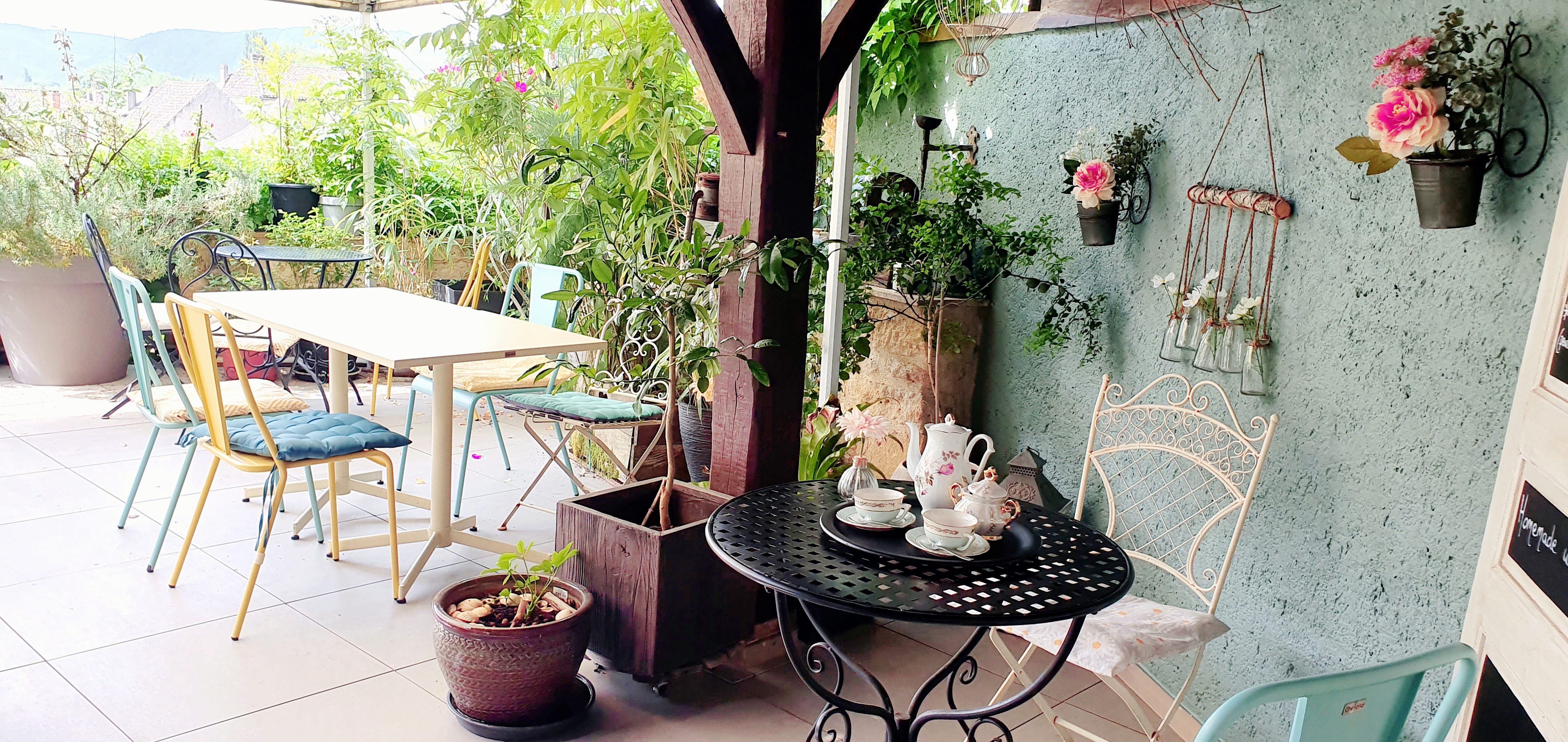 Au cœur d'un joli village médiéval du Lot, immeuble en pierres à vendre, composé d'un salon de thé, d'un gîte et d'un appartement, le tout sur 180m2.
Le salon de thé bénéficie d'une clientèle locale et fidèle toute l'année ainsi que d'un gros surcroît d'activité durant la saison estivale. 
Un lieu plein de charme idéal pour un projet de couple.
Son atout supplémentaire, la grande terrasse fleurie dominant sur les toits du village. 
Région touristique.