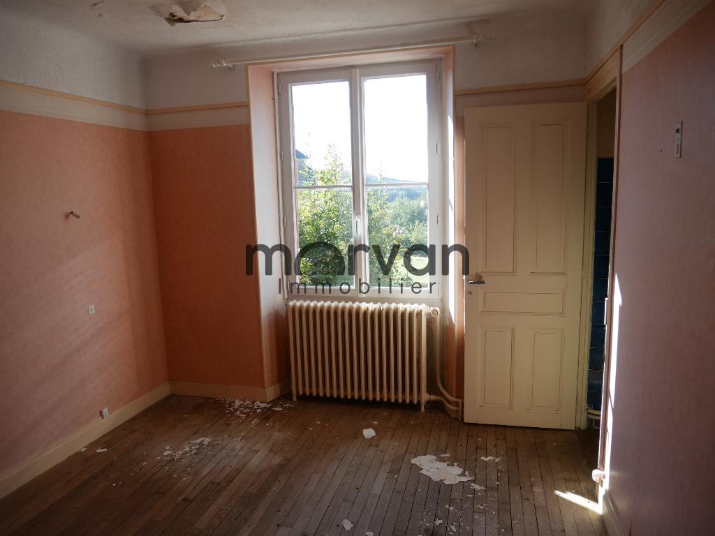 Ancien Local commercial au RDC avec logement privatif (3 pièces). RDC élevé sur cave.
6 chambres en R+1 et accès partie privative (4 pièces). R+2 : 3 pièces mansardées et 2 greniers
Parking extérieur aisé en face du restaurant, également lieu du marché (jeudi matin).  Au Rdc : Petite terrasse. 
Capacité de 30/40 couverts en salle (75 m²) avec salle de bar. Cuisine (21 m²), 2 sanitaires.
Fibre installée, disponible à la commercialisation des opérateurs (au choix)
Ancien piano dans la cuisine, comptoir-bar dans la salle de bar.
Chaudière fioul (chauffage et ECS) hors d’usage. Couverture en ardoise. Fenêtres en PVC blanc.

Travaux à prévoir (chaudière), isolation, configuration des chambres… Travaux de conformité (plafonds, sols, murs…) à prévoir.
Des travaux de personnalisation (décoration, peinture) sont à prévoir. Des aménagements et équipements nouveaux en cuisine sont à considérer.
