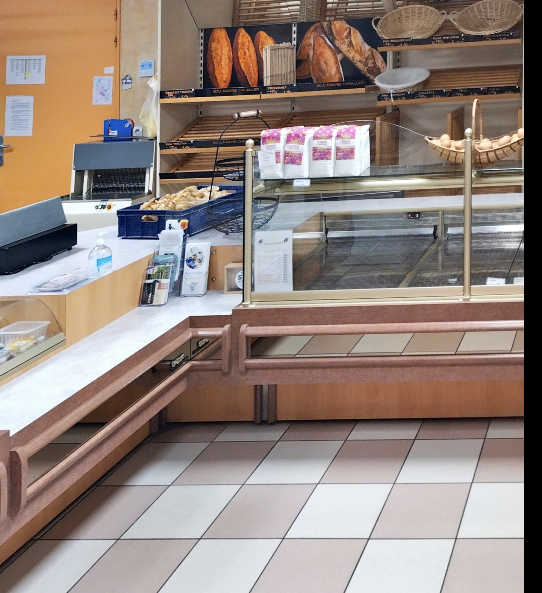 Boulangerie-Pâtisserie dans village 3 500 h  proche grande ville  , dernier boulanger  mis en liquidation pour diverses causes , matériel très complet racheté par propriétaire des murs et mis en vente au prix de rachat + bail neuf à créer, CA  prévisionnel env 250 000 € peut faire beaucoup mieux ,  grand logement tout confort 100 m2 à l'étage. Idéal couple 1 ère installation .Prix comprend le matériel révisé  prêt à fonctionner, le pas de porte ,  droit au bail 3-6-9.
Le propriétaire ne veut pas faire de bénéfice mais seulement sauver ce bel établissement qu'il à créé en 2002, vous pouvez également vous adresser à la mairie de Vouneuil-sous-Biard 86580 qui est prête à faciliter le projet.
Liste du matériel sur demande .