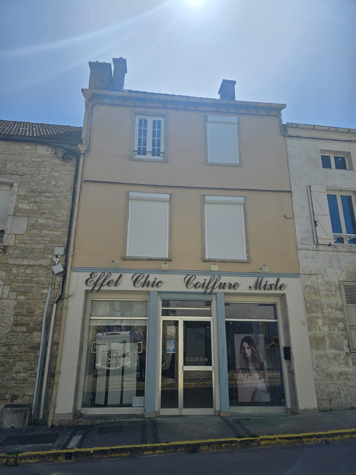 🌿 Changez de vie aux Riceys, au cœur de la Champagne !

Et si votre prochain projet commençait dans l'un des plus beaux villages viticoles de l'Aube ?

Au cœur des Riceys, célèbre pour ses vignobles, son patrimoine et sa douceur de vivre, découvrez un bien rare offrant la possibilité de vivre et travailler au même endroit.

Cette propriété d'environ 205 m² comprend :
    une agréable partie habitation, idéale pour une famille ;
    un vaste local commercial avec vitrine sur rue, facilement transformable selon votre projet (commerce, atelier, cabinet, profession libérale, galerie, bureaux, etc.) 
Actuellement unique salon de coiffure de la commune avec  potentiel de développement
    plusieurs chambres et de beaux volumes
Cette maison s'adresse à ceux qui rêvent de donner un nouveau sens à leur vie :
    reprendre une activité indépendante,
    télétravailler dans un cadre paisible,
    créer un commerce de proximité,
    développer un projet touristique ou artisanal,
    ou tout simplement profiter de la qualité de vie exceptionnelle des Riceys.
Pourquoi Les Riceys ?
✔ Village vivant toute l'année
✔ Commerces, écoles et services de proximité
✔ Capitale du Rosé des Riceys, au cœur du vignoble champenois
✔ Un environnement naturel remarquable entre vignes, forêts et patrimoine historique
✔ À seulement quelques kilomètres de Bar-sur-Seine et à moins d'une heure de Troyes.

Cette propriété offre un véritable potentiel pour celles et ceux qui souhaitent concilier qualité de vie et projet professionnel.