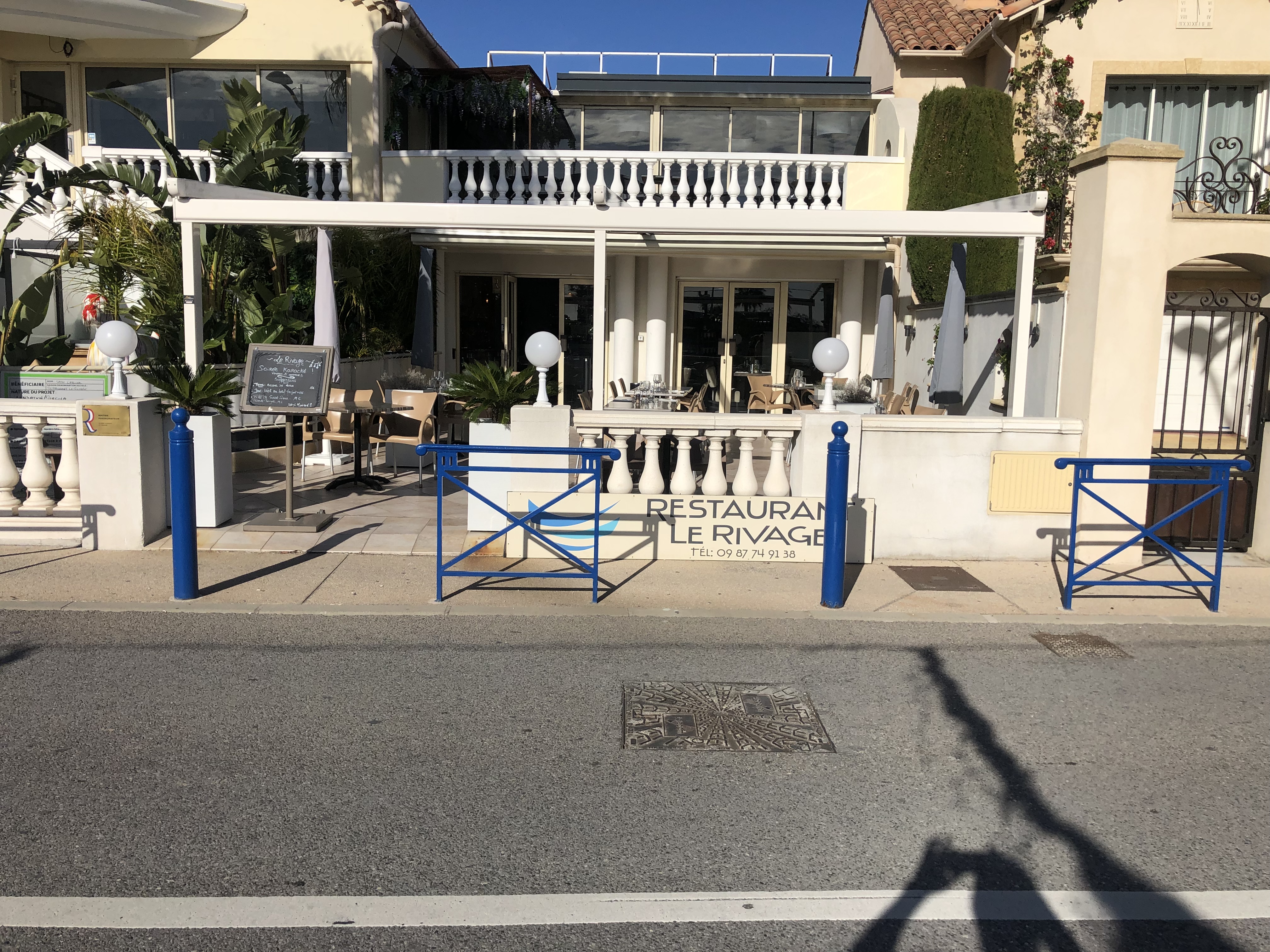 Département Bouches-du-Rhône (13) , face à la mer , au coeur de la provence, secteur piétonnier, emplacement n°1 sur le port avec grande terrasse de 90 M2. Licence restaurant. 55places en salle et 50places en terrasse pouvant aller jusqu'à 120 places. Surface totale 250m2 sur 1 niveau. Surface commerciale 130 m2. Très belle déco classique et zen. Carrellage nickel , clim réversible, éclairage LED, menuiseries alu, caméra vidéo-surveillance - matériel de cuisine professionnel en bon état. Nombreuses fêtes en saison amenant un flux important de clients ainsi qu'un stand sur fête réputée de la région sur plusieurs jours générant de fortes recettes supplémentaires. aucuns travaux à prévoir. Bail récent. loyer 2600 € HT mensuel. CA 2022 340 000 € TTC. Possibilité d'accompagnement si nécessaire