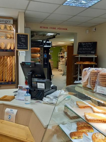 A vendre boulangerie pâtisserie située dans une commune proche de Cholet (20 min). Située sur la place du centre bourg à proximité d'une supérette,de la poste,d'un restaurant,d'un coiffeur.... Bâtiment communal,matérieL en partie de 2013 (four,diviseuse,chambre de fermentation...) en 2020 achat d'un repose paton et  en 2021 achat d'une trancheuse  ainsi qu'un laminoir a bande neuf le tout  sous garantie.Le magasin a été refait en 2019,vitrine à pâtisserie de septembre 2018,Le chiffre d'affaire est en constante augmentation depuis 2010, EBE environ 40000? idéal pour couple.
Affaire tenue en couple sans portage .
Possibilité de logement dans la commune.
(Possibilité d'être aidé et suivit par le minotier actuel.)