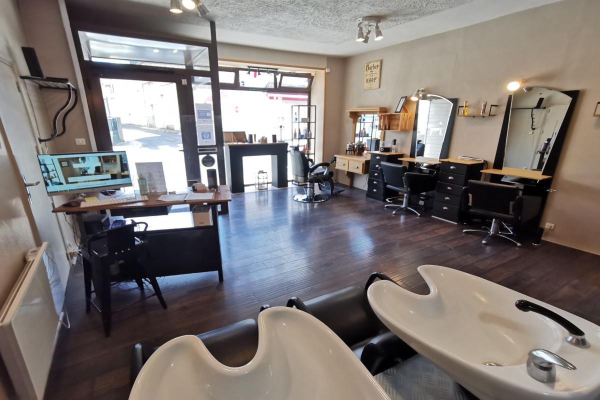 A VENDRE 
A 30min du Mans, dans un ville dynamique, rue très passante. A proximité d'un parking gratuit et de commerces. 
Fond de commerce comprenant 2 pièces : Un salon de coiffure refait à neuf en 2021, chaleureux, tendance, accueillant et lumineux avec : 
Une climatisation réversible neuve.
Un espace détente grâce aux 2 bacs à shampooings neufs dont un avec repose jambes électrique. 
4 postes de coiffage avec fauteuils ergonomiques dont un poste pour le service barbier. 
Un espace accueil informatisé. 
Accessibilité handicapé aux normes. 

Une cuisine de 30m2 comprenant un laboratoire et une buanderie avec accès aux W.C indépendants. 

Une apprentie en fin de C.A.P. 
C.A stabilisé. 
Loyer annuel de 4867? HT.