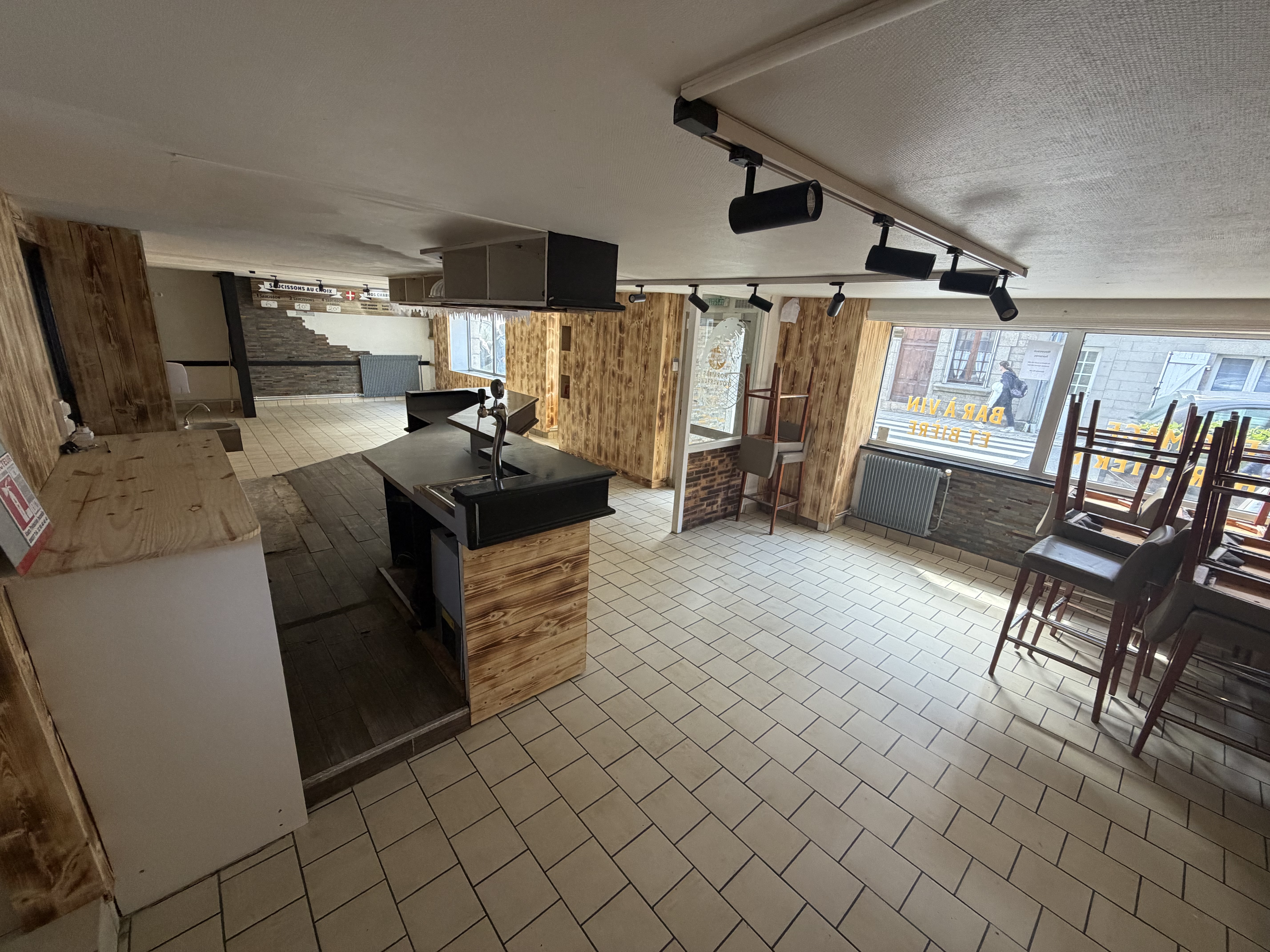 À louer Local commercial bel emplacement
Idéal Pour restauration
Restaurant crêperie pizzeria grill
Possibilité toute autre activités
Dernièrement occupé en fromagerie cave à vins
Pas de pas de porte à acheter
Pas de licence 4
Mais licence 3
Façade ensoleillée
Dégagement devant garantissant la visibilité
Place de stationnement minutes devant 
loyer 850€
Sanitaire
Situé dans la rue principale
Quartier en plein développement à 200m
Proche poste, lycées, église, cinéma, boulangerie
