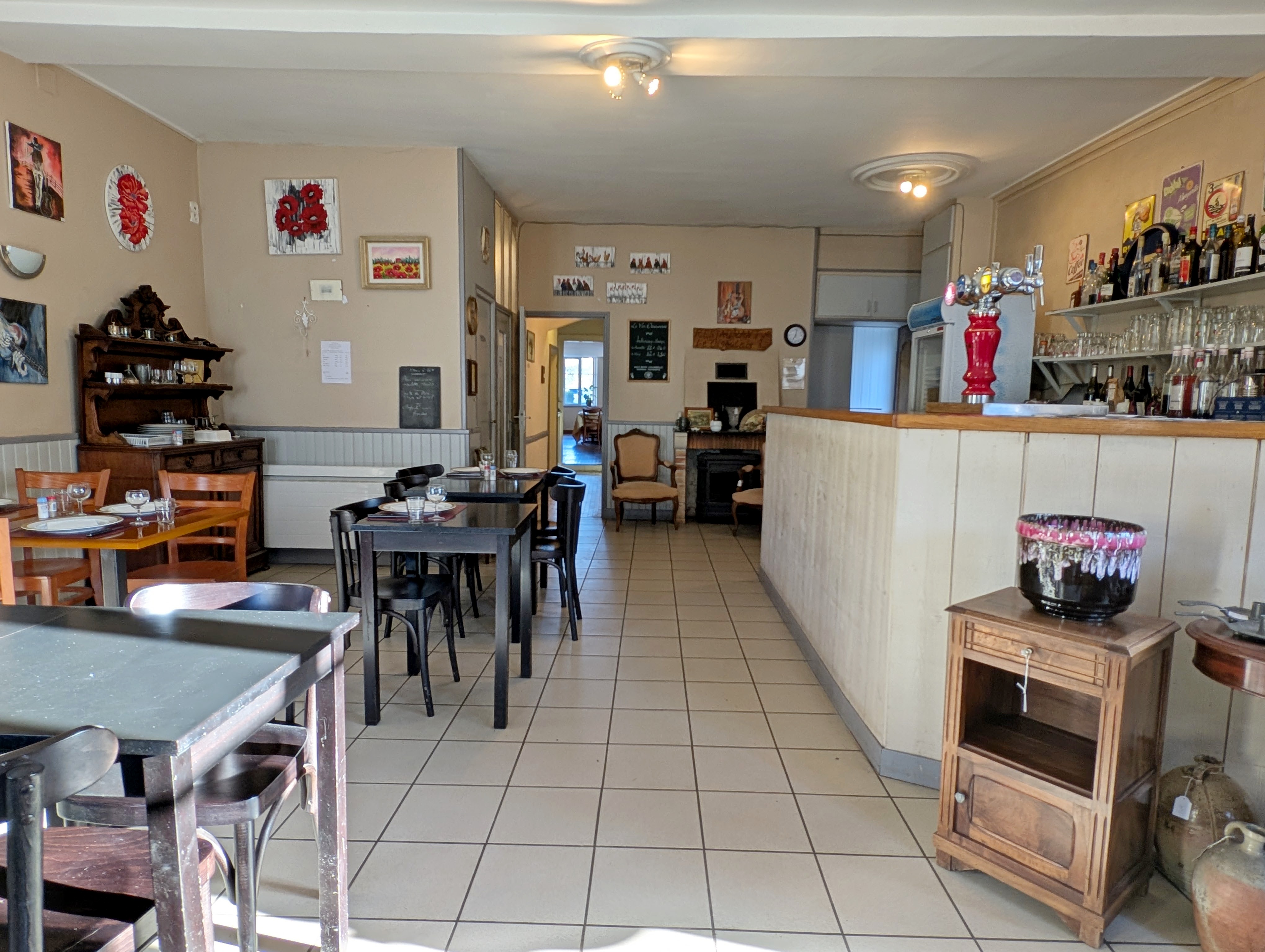 Fond de commerce Bar, restaurant, pizzéria, traiteur.

Capacité de 45 couverts au total au bar et en salle avec son four à pizzas au bois.

Appartement de 3 pièces au 1er étage comprenant un salon, deux chambres, une salle de bain.

Bail commercial de 9 ans en cours, affaire saine qui peut être encore développée.

Vigoux est une petite commune bien située à seulement 5 mn de l'autoroute, 10 mn d'Argenton-sur-Creuse, 30 mn de Châteauroux.