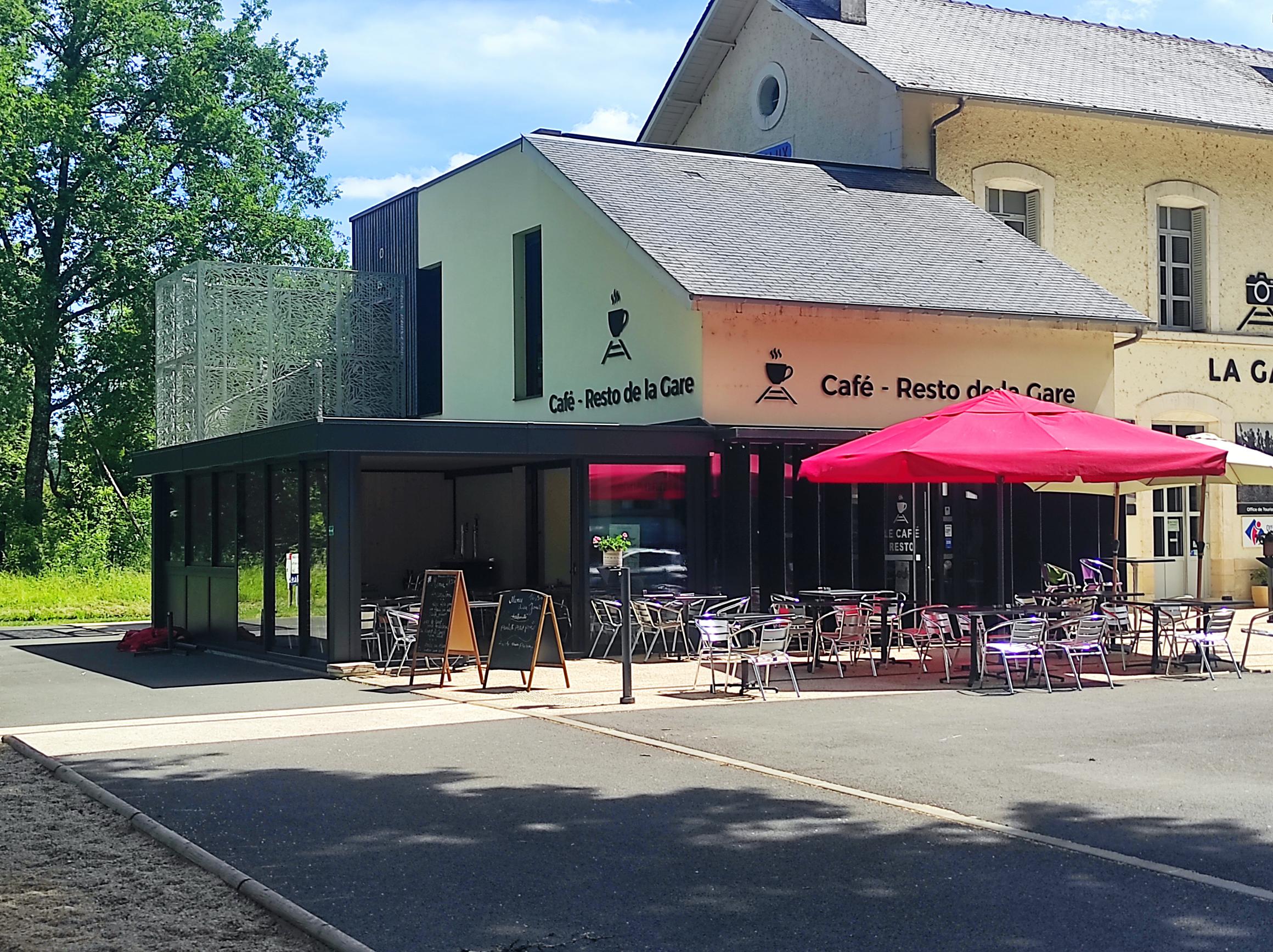Location avec bail pour restaurant. Capacité 40 couverts intérieurs et 50 extérieurs. Cuisine équipée. Idéalement situé accolée à l'Office de Tourisme Robert Doisneau dans le Périgord Noir à 10 minutes de Sarlat. 900€ charges non comprises
