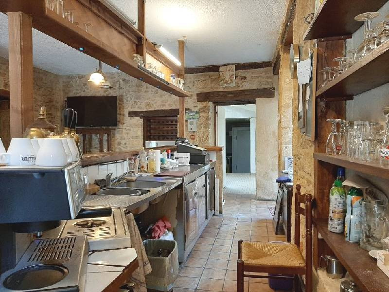 A vendre dans belle bâtisse en pierre située au centre d' un pittoresque  village périgourdin, cet ancien bar restaurant, ses dépendances et sa maison d'habitation.
Au sous sol, une pièce de 28 m2.
Au rez de chaussée, une grande salle avec pierres apparentes comprenant le bar et une cuisine, une pièce de 17 m2, une autre de 14 m2 et deux wc.
Au premier étage, une grande pièce de 44 m2 et une seconde de 17 m2,débarras.
Au deuxième étage, une pièce de 13 m2 et une autre de 10 m2, salle de bain et wc
Parking extérieur privé.
Venez découvrir ce bel ensemble, offrant de larges opportunités de rénovation, propice à la reprise d'une activité commerciale, avec l'aide de la Commune qui s'investit pleinement pour accompagner le futur acquéreur.