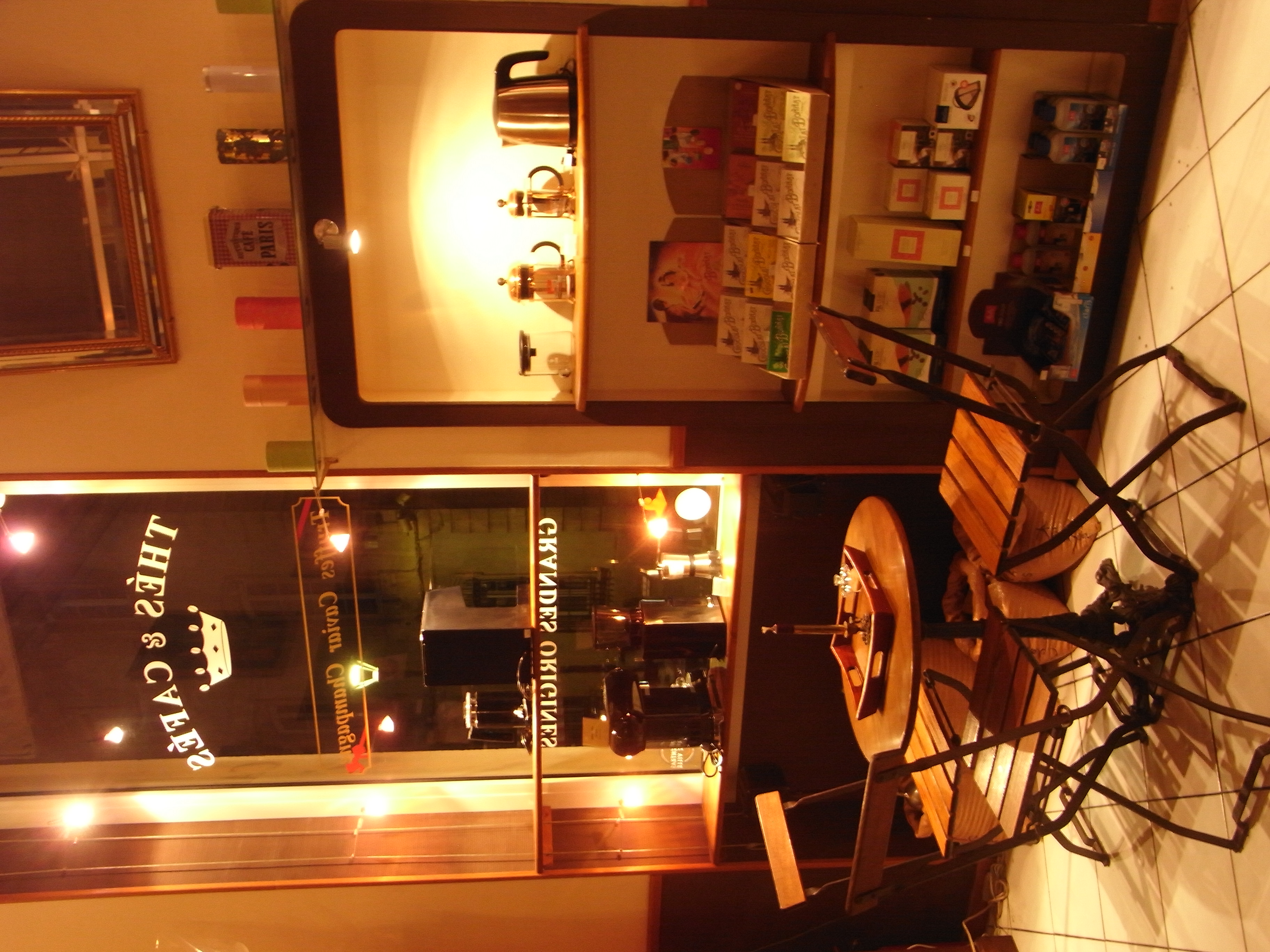 A céder pour cause de départ en retraite activité de torréfaction et vente de cafés & thés, dégustations, vente d'accessoires et machines à café, de produits d'épicerie fine et d'alcools.

Exploitée en entreprise individuelle sans salarié. Existe depuis 1983, reprise il y a 21 ans par l'exploitant actuel. Deux labels : Maître Artisan, Gault et Millau.

Installée en plein centre d'une ville importante du Vaucluse sur un très bel emplacement.

Local commercial de 20 m² + mezzanine. Equipements de torréfaction et espace de vente en très bon état. Clientèle de particuliers et professionnels.
Bail commercial avec loyer mensuel de 460 €.

Prix du fonds de commerce : 45 000 euros.

La transmission du savoir-faire et des procédés de fabrication fera également partie de la vente afin de conserver les éléments ayant fait la renommée de l'établissement.

Pour plus de renseignements et obtenir une fiche de renseignements détaillée, n'hésitez pas à adresser un mail (accompagnement gratuit proposé par la Chambre de Métiers et de l'Artisanat).