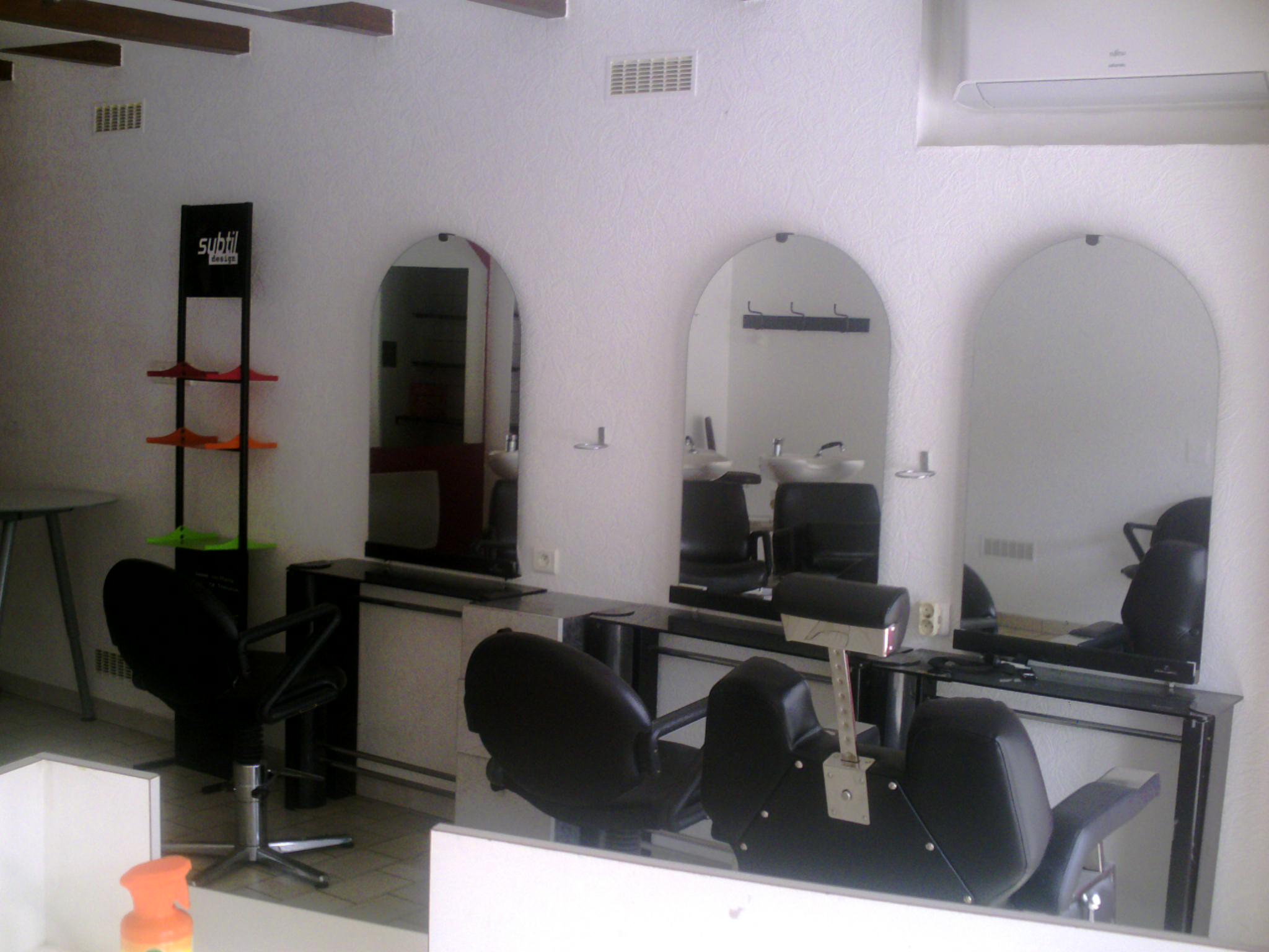 Vend Local salon de coiffure 28m² dans agréable petit village à 16 km de Lauzerte , 23km de Valence d'Agen . 34km d'Agen ,idéal pour un début de carrière .grand potentiel ,grosse demande , pas de coiffeur dans le secteur ,prés a fonctionner .
