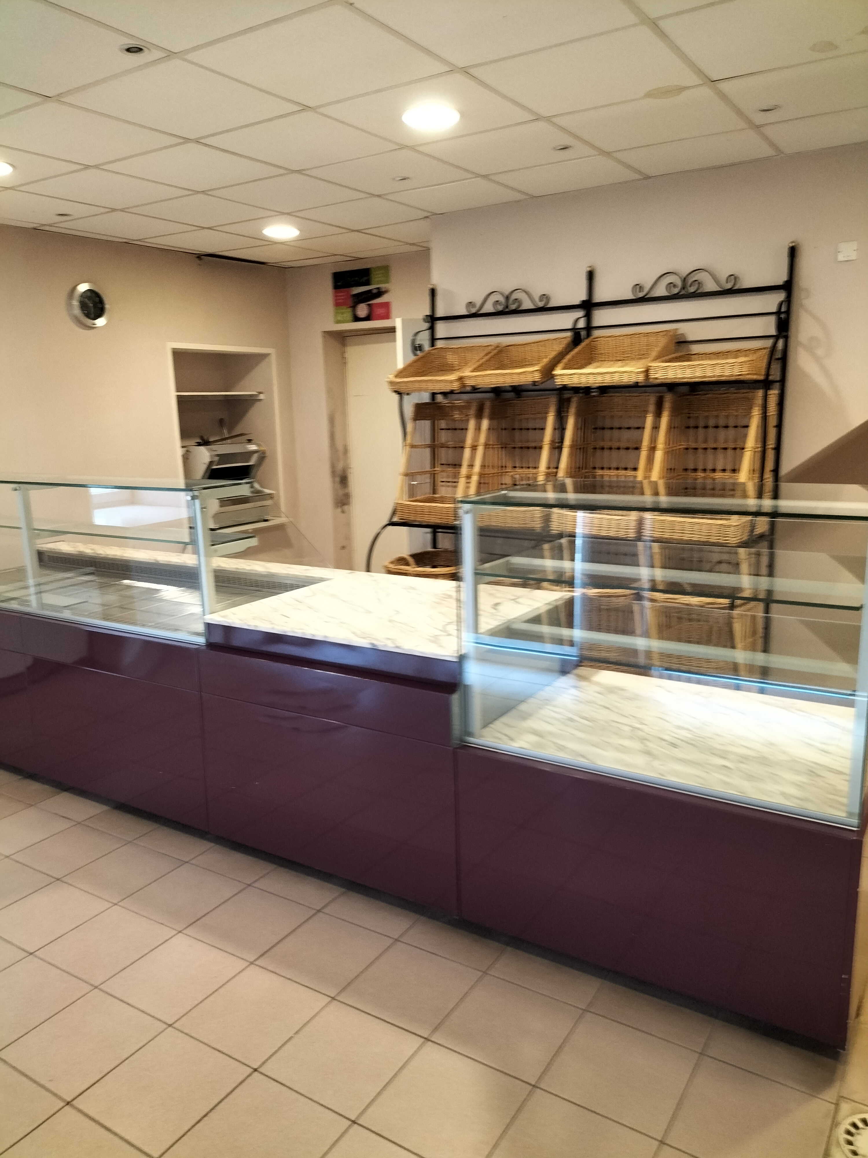 À la suite de la fermeture en septembre dernier de la boulangerie pâtisserie située  à Cesny les Sources dans le Calvados, la commune propriétaire des murs, a acquis le fonds et le matériel principal de ce commerce.
Afin de faciliter l’installation d’un nouvel exploitant, la commune propose l’ensemble à la location. 
Le nouvel exploitant devra s’engager à exercer une activité principale de boulangerie pâtisserie. 
Ce commerce viendra compléter l’offre de proximité existante dans la commune 
à savoir : restaurants, épicerie, boucherie, coiffeur, bar tabac. Cesny les Sources 
accueille également un groupe scolaire (maternelle et primaire), une agence postale et un EHPAD.

Commune nouvelle créée le 1er janvier 2019, Cesny les Sources regroupe les communes de Acqueville, Angoville, Cesny-Bois-Halbout, Placy et Tournebu et compte au total 1409 habitants.

Les personnes intéressées sont invitées à contacter la CMA Normandie en charge du suivi du dossier, de la communication de toutes informations complémentaires (descriptif du local, liste du matériel existant, organisation des visites…) et de l’envoi  du dossier de candidature. 

Contact : 06 26 73 19 87
Date limite de dépôt du dossier de candidature complété : 15 janvier 2025