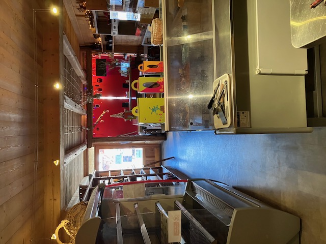 Fonds de commerce à vendre – EXPLOITER en Dépôt de pain / Snack / Salon de thé – Arêches (Savoie)
À vendre, fonds de commerce idéalement situé au cœur du charmant village d’Arêches, une station dynamique été/hiver reconnue pour son attractivité touristique.
L’établissement est aujourd’hui exploité en dépôt de pain, snack et salon de thé, avec une clientèle locale et touristique fidélisée.
✔ Points forts :
•	Emplacement privilégié au centre du village
•	Passage important en toutes saisons (ski, randonnées, événements sportifs)
•	Local chaleureux, prêt à travailler immédiatement
•	Matériel et agencement en bon état 
•	Aucun salarié à reprendre
•	Possibilité de développer ou changer l’activité : petite restauration, épicerie fine, pâtisserie, vente à emporter, boutique de produits régionaux, etc.
🔧 Idéal pour :
•	Exploitants souhaitant s’installer en Savoie
•	Projet de commerce de proximité
•	Reprise clé en main ou transformation en activité complémentaire
📍 Localisation :
Arêches – Beaufort (73), village touristique authentique au cœur du Beaufortain
💶 Conditions :
•	CA sur 5 Mois (Juillet – aout)  (Janvier – Mars) :  150 00 €	
•	Prix du fonds : 70 000 € 
•	Loyer : 830 €
•	Disponibilité : immédiate / à convenir