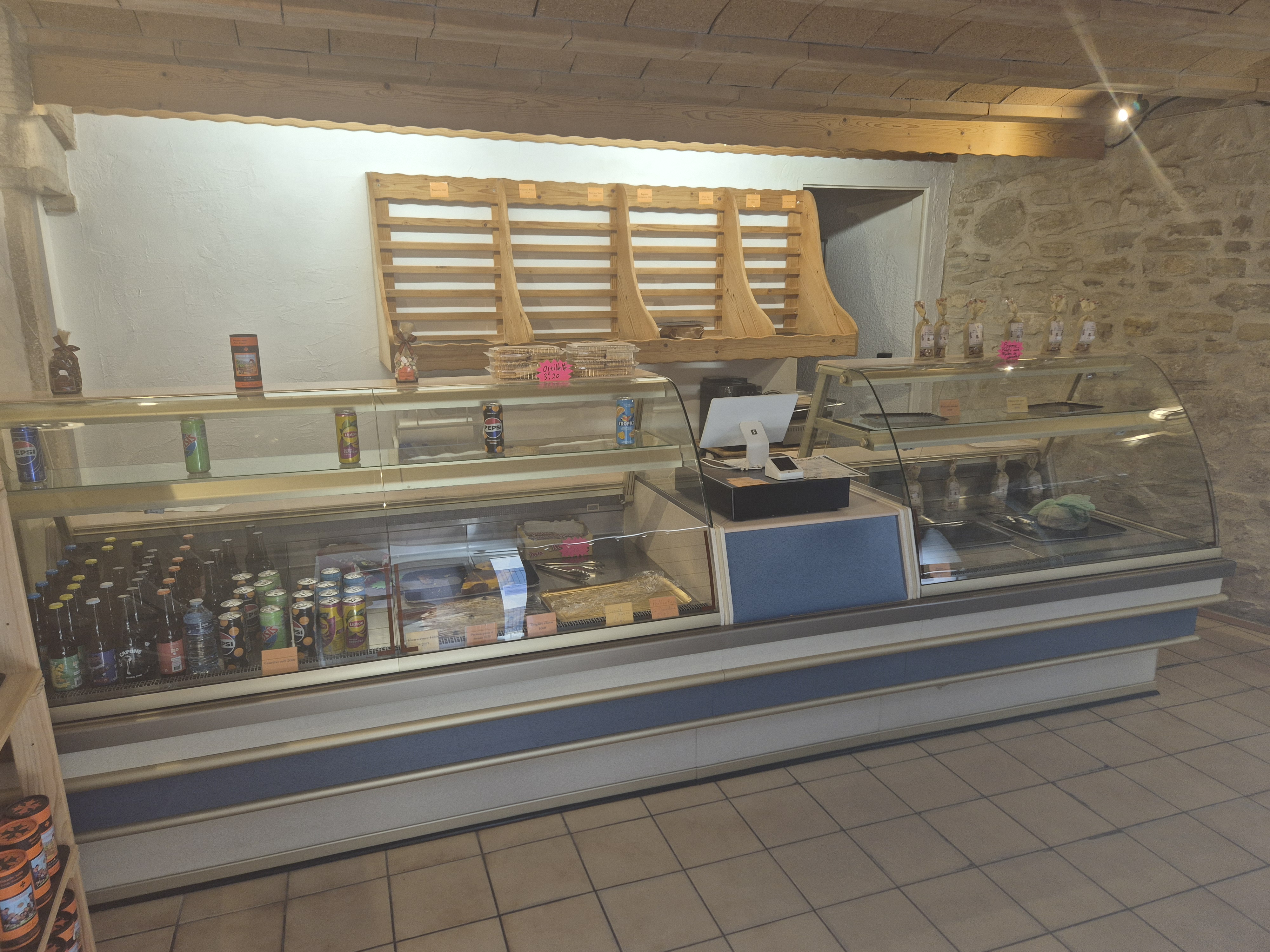 Vends Fond de Commerce : Point Chaud + Pizza à emporter dans un petit village de 1500 habitants à 10 min de Narbonne et de la mer.
Habitation au dessus du commerce. 
Loyer de 1150€ pour l'ensemble.
Le magasin est en pierres apparentes, il est équipé d’une vitrine froide et d’une vitrine négative qui appartiennent à la propriétaire.
Tout le matériel pour les pizzas four (cuisson par 4), laminoir, batteur neuf, saladette, balance, vitrine ingrédients, chambre froide négative (moteur neuf ), caisse sumup neuve. 
Tout est en place pour commencer à travailler direct.  Développement du chiffre possible, proposer une gamme de pains variée et proposer la livraison pour les pizzas.