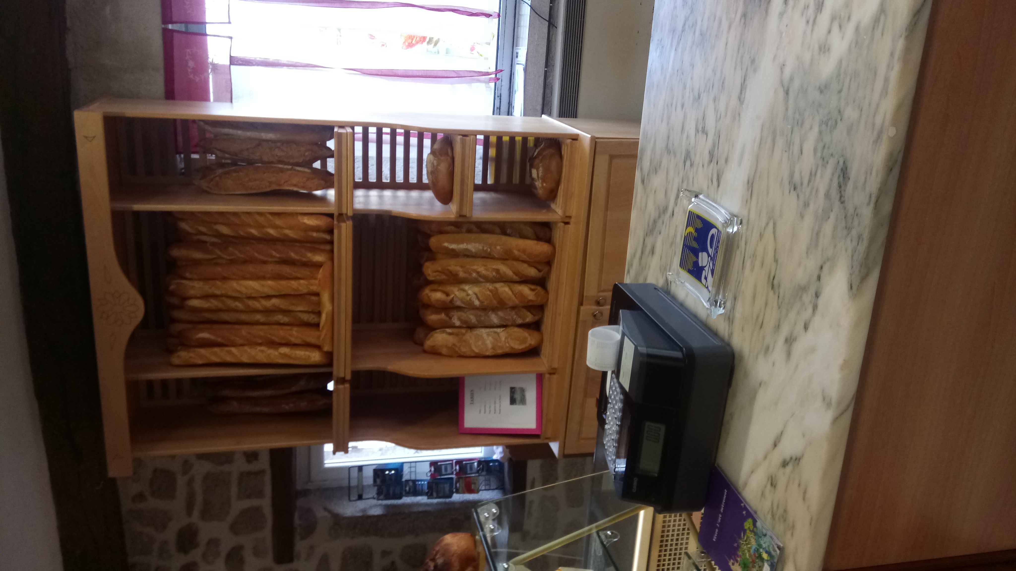 Boulangerie – Pâtisserie – Épicerie avec tournée à reprendre en Creuse (23)

Après 20 années d’activité, nous souhaitons transmettre notre boulangerie-pâtisserie-épicerie à l’approche de la retraite.

Situé à La Villetelle (23260), en Creuse, sur l’axe Aubusson – Clermont-Ferrand, le commerce bénéficie d’une clientèle locale fidèle. Aubusson, sous-préfecture de la Creuse, se trouve à environ 17 km, soit une quinzaine de minutes en voiture. L’activité est complétée par une tournée dans les villages environnants, permettant de proposer boulangerie, épicerie et produits frais directement aux habitants.
En complément : point poste/ café à emporter 

L’ensemble comprend un magasin avec réserve ainsi qu’un fournil équipé avec espaces boulangerie et pâtisserie, plonge et vestiaire. Le matériel professionnel est dans l’ensemble récent.

La tournée est assurée avec un Renault Master aménagé en magasin itinérant, équipé notamment d’une vitrine réfrigérée sur toute sa longueur. Le véhicule est inclus dans la vente du fonds de commerce.

L’entreprise fonctionne actuellement avec trois salariés à temps partiel : un pour la tournée, un en boulangerie et un pour la vente le week-end.

La partie habitation comprend une maison avec cour et grand terrain ainsi qu’un appartement situé au-dessus d’une partie des locaux. Des travaux de rénovation sont à prévoir dans la maison et l’appartement.

Pour les familles, Crocq se situe à environ 6 km et dispose d’établissements scolaires. La commune de La Villetelle est desservie par le transport scolaire.

Conditions de vente

- Fonds de commerce : 30 000 €, comprenant le matériel professionnel ainsi que le Renault Master aménagé et réfrigéré utilisé pour les tournées.
- Murs professionnels : 40 000 €.
- Partie habitation : 80 000 €, comprenant la maison, l’appartement et le terrain.

Vente uniquement : pas de location ni de mise en gérance.

Une opportunité pour un couple  souhaitant reprendre une activité de proximité implantée depuis 35 ans, avec commerce, outil de production, tournée et possibilité de logement sur place.