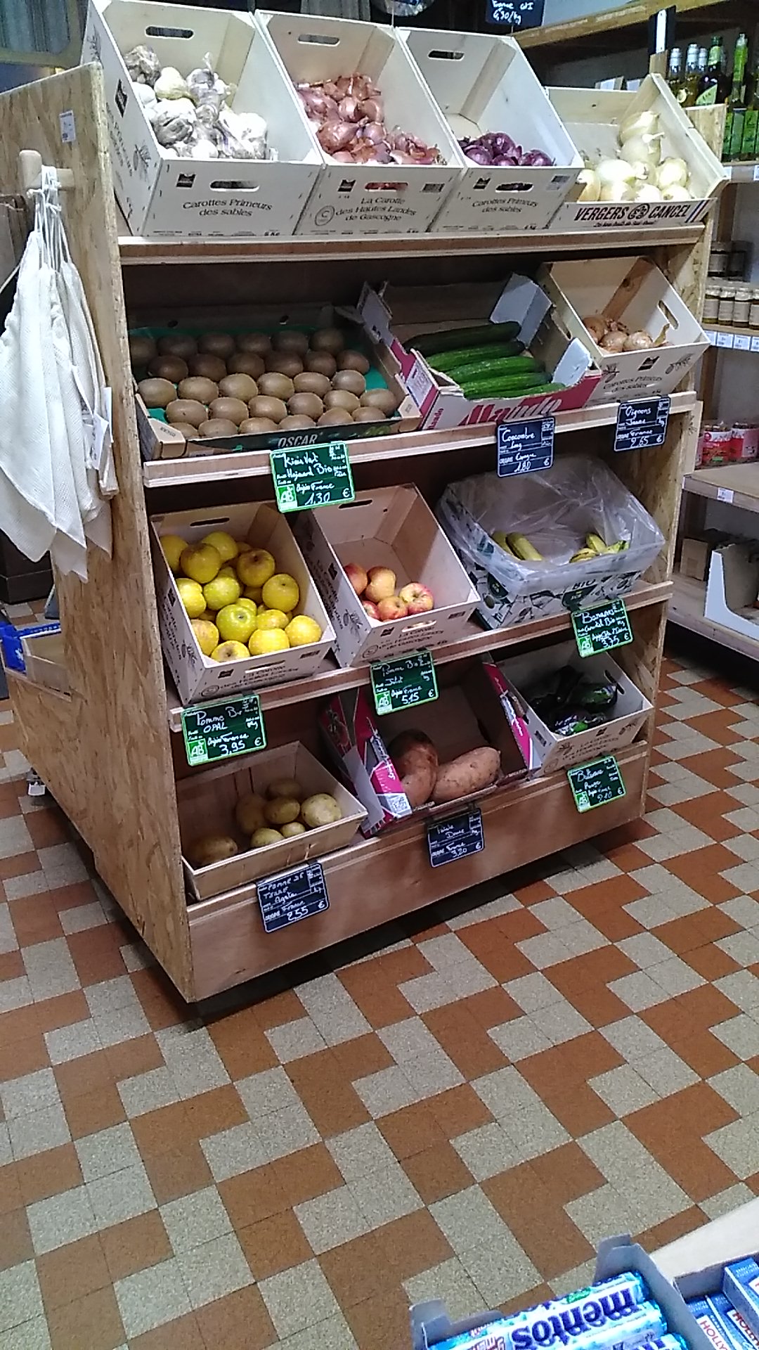 Dernier commerce au cœur d’un village classé
Fonds de commerce Épicerie Multiservices indépendant – Blesle (Haute-Loire)
Prix de vente : 45 000 €
Chiffre d’affaires HT : env. 180 000 €
Loyer commercial : 7 000 € / an
DESCRIPTION
Fonds de commerce d’épicerie multiservices situé à Blesle,
village médiéval classé parmi les Plus Beaux Villages de France.
Commerce ouvert 7j/7 à l'année, avec forte activité d’avril à septembre.
Clientèle locale fidèle et fréquentation touristique importante.
ACTIVITÉS
– Épicerie générale et produits du quotidien
– Produits régionaux et locaux
– Dépôt de pain
– Gaz
– Souvenirs
– Livraisons à domicile
– Services : presse, colis, petites fournitures
POINTS FORTS
– Emplacement dans un Plus Beau Village de France
– Commerce essentiel, forte visibilité
– Clientèle locale + touristique
– Activité diversifiée et stable
– Affaire tenue par un couple, idéale pour une reprise immédiate
– Potentiel de développement selon projet
OPPORTUNITÉ
Affaire saine, offrant un cadre de vie remarquable et un réel potentiel de développement.
Contact : 04 71 76 24 20