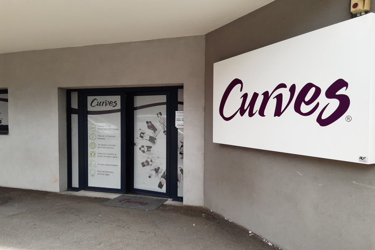 Curves est une salle de sport spécialement conçue pour les femmes 
L entraînements Curves combine renforcement musculaire cardio et étirement en 30min seulement