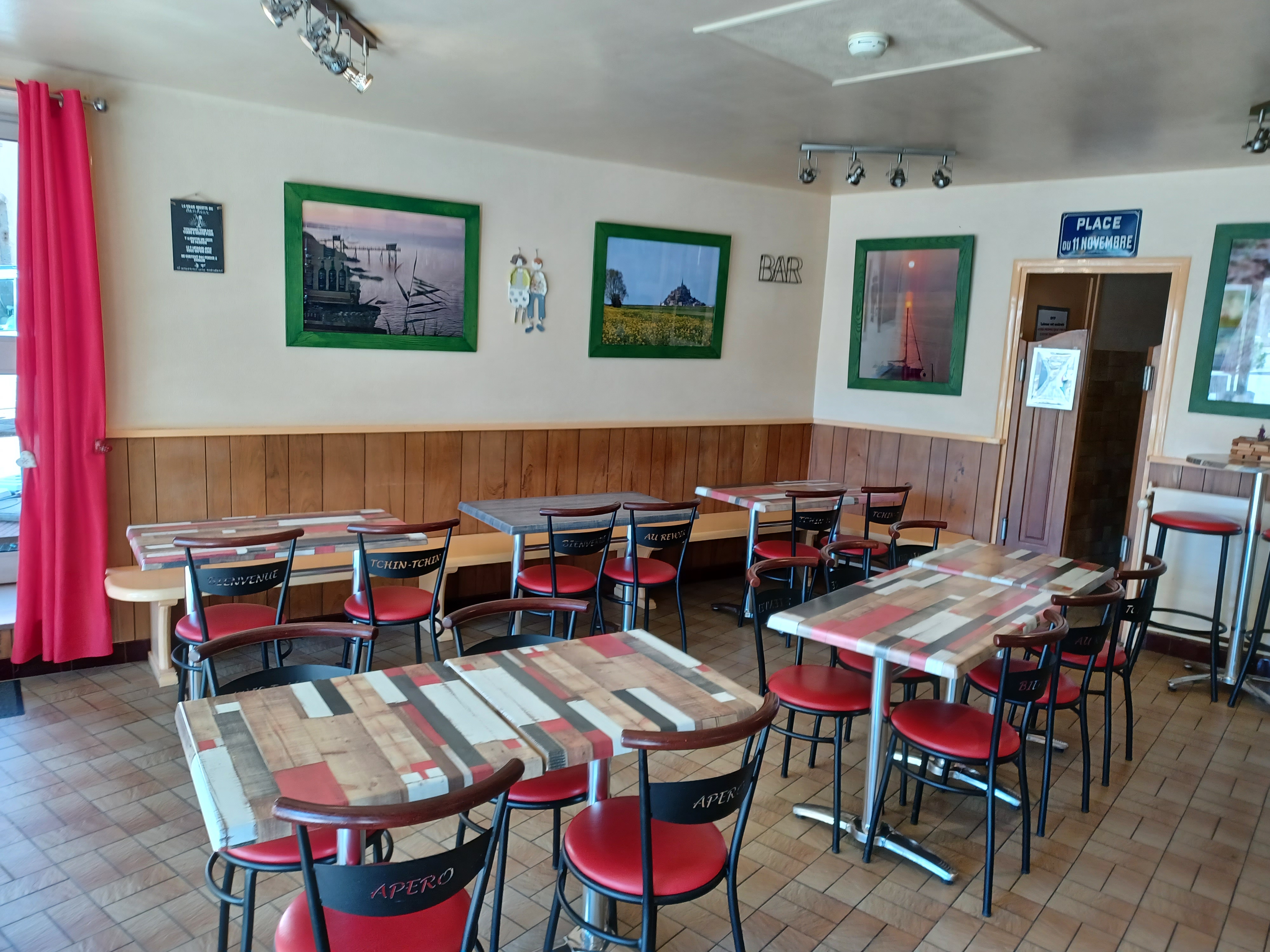 Description de l'activité
Les activités
Débit de boissons (licence IV) + Journaux du jour
Commerce repris en 2014 - vente fonds cause départ à la retraite très prochainement.

Effectif : La chef d’entreprise + une salariée à 40h/mois depuis le 01/01/2023

Salle pouvant accueillir 30 places assises + 6 places au comptoir
10 places en terrasse. Mobilier changé en 2018
La machine à café, le moulin et la tireuse à bière sont de la propriété du brasseur
Clientèle locale.
Commerce ouvert de 6h30 à 20h30 ; fermeture mercredi après midi et dimanche après-midi

Le Chiffre d'affaires est en progression ces 3 dernières années.

Description du local
Le propriétaire propose une location du local commercial au RDC + appartement situé en R+1 et R+2 pour 760€/ mois

Pour le Bar :
=> Salle de bar 52 M2
=> Patio 35 M2
=> Terrasse 15 M2
=> Cuisine 15 M2
=> Toilette 3,5 M2
=> Cave 25 M2

Chauffage au Fuel pour le bar et le 1er Etage et convecteur électrique pour le reste.

Modalités financières
Location : 800€/mois (le cédant n'est pas propriétaire des murs) 

Vente fonds de commerce : 35 000 € négociable 

CA 2022 : 66 000 €
CA 2023 : 70 250 €
CA 2024 : 72 100 €
CA 2025 :  à venir très prochainement 

Aides financières territoriales 
Exonération totale d’impôts pendant 5 ans (zonage FRR)

En cas de travaux d'aménagement ou achat de matériel professionnel , subvention possible de 20% de la région et 10 % de la Communauté de Communes possible dans la limite de 10 500€ d'aides.  et avec un minimum de 10 000 € HT de dépenses.