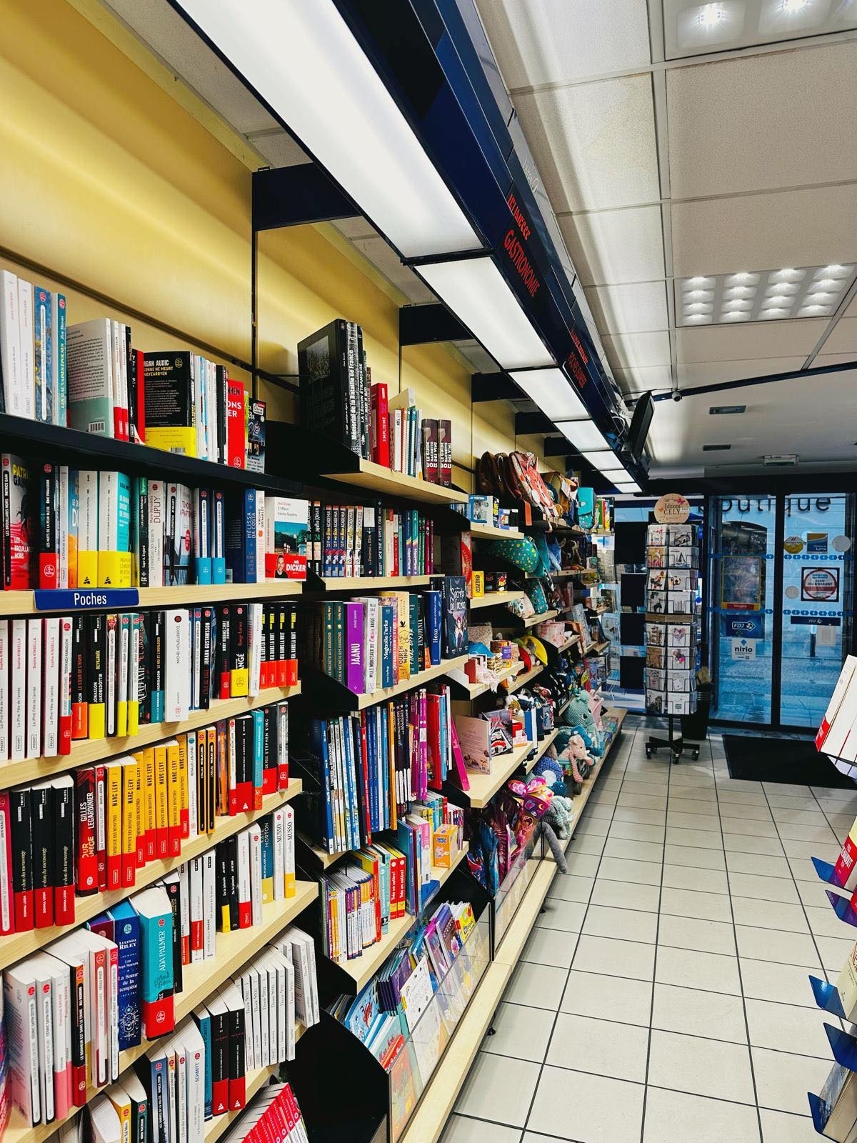 À VENDRE - Maison de la Presse & FDJ au cœur de Neufchâteau 

Idéalement située en plein centre-ville de Neufchâteau, cette Maison de la Presse est une véritable institution locale depuis plus de 50 ans. 

Cause départ à la retraite, vends fonds de commerce offrant une activité stable, diversifiée et à fort potentiel de développement. 

Activités exploitées : ﻿﻿Presse ﻿﻿Papeterie ﻿﻿Librairie ﻿﻿Cadeaux & bimbeloterie ﻿﻿Française des Jeux (FDJ) 

Le local : ﻿﻿Surface commerciale: 75 m²
Bureau arrière-magasin ﻿﻿
Réserve d'environ 100 m² répartie sur 2 étages 

Ce commerce spacieux et bien agencé bénéficie d'une excellente visibilité et d'une clientèle fidèle. 

Les atouts: ﻿﻿Emplacement premium en centre-ville 
﻿﻿Faible loyer
Belle opportunité clé en main avec fort potentiel d'évolution.
