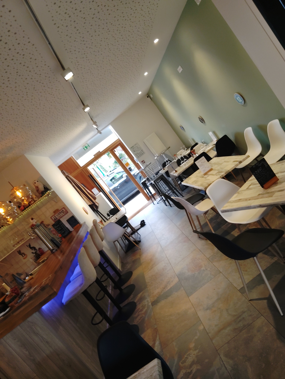 Opportunité clé en main idéale pour un couple de professionnels souhaitant s'installer immédiatement sans frais de travaux.

Nous mettons à disposition un restaurant - bar - burger - pizza en gérance vente (location gérance avec promesse d'achat du fonds de commerce) et ou en vente directe . Affaire saine, prête à l'emploi : il n'y a plus qu'à s'installer et travailler ! Licence 4 disponible

À PROPOS DU RESTAURANT :
- Capacité : Environ 20 places assises.
- État : Matériel en très bon état, voire neuf. Cuisine aux normes et entièrement équipée.
- Personnel : Affaire à tenir en couple, idéale pour deux personnes, sans salarié à reprendre.
- Logement : Non, l’établissement ne bénéficie pas de logement de fonction.

L'EMPLACEMENT :
Situé au cœur d'une commune très dynamique de 1 300 habitants avec de nombreux commerces et services de proximité qui garantissent du passage au quotidien (pharmacie, boulangerie, boucherie, supérette, pôle médical, école, auto-école).

MODALITÉS FINANCIÈRES :
- Une redevance globale (incluant le loyer des murs et la location du fonds) est demandée par les propriétaires.
- Modalités, montant de la redevance et apport de garantie à discuter lors du premier échange.

Profil sérieux avec expérience en restauration et références exigés. 
Merci de présenter brièvement votre parcours et votre projet.
Curieux s'abstenir.
Disponible à partir du 14 novembre 2026.