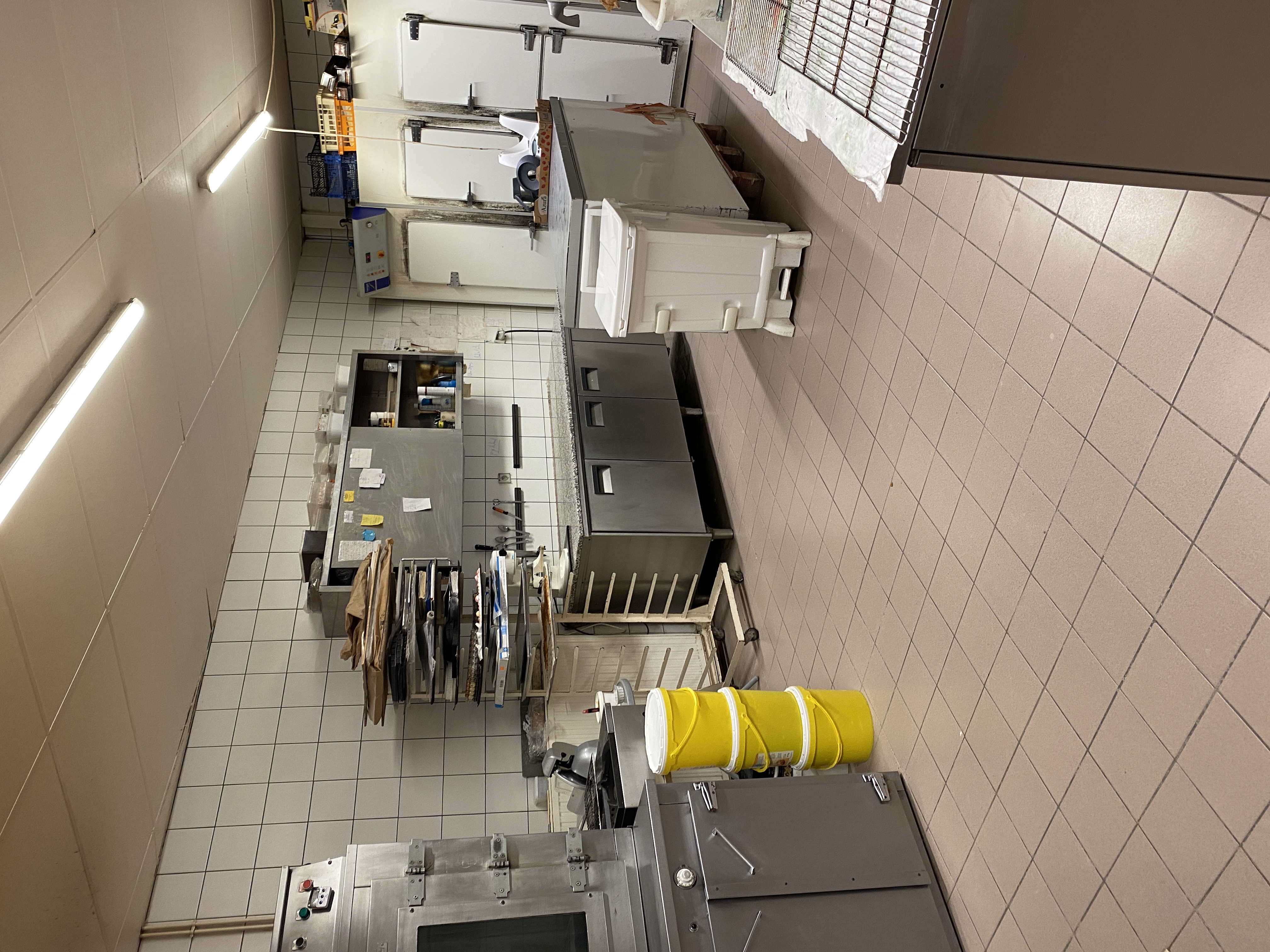 Boulangerie pâtisserie traiteur 
Salon de thé 
Ville thermale cyclotouristique à 15 minutes de l’ À 79 
Écoles primaires et collège
Boutique et laboratoires ont été refait en 2014 
Chiffre d’affaires stable 
5 semaines de congés
toute proposition sera étudiée