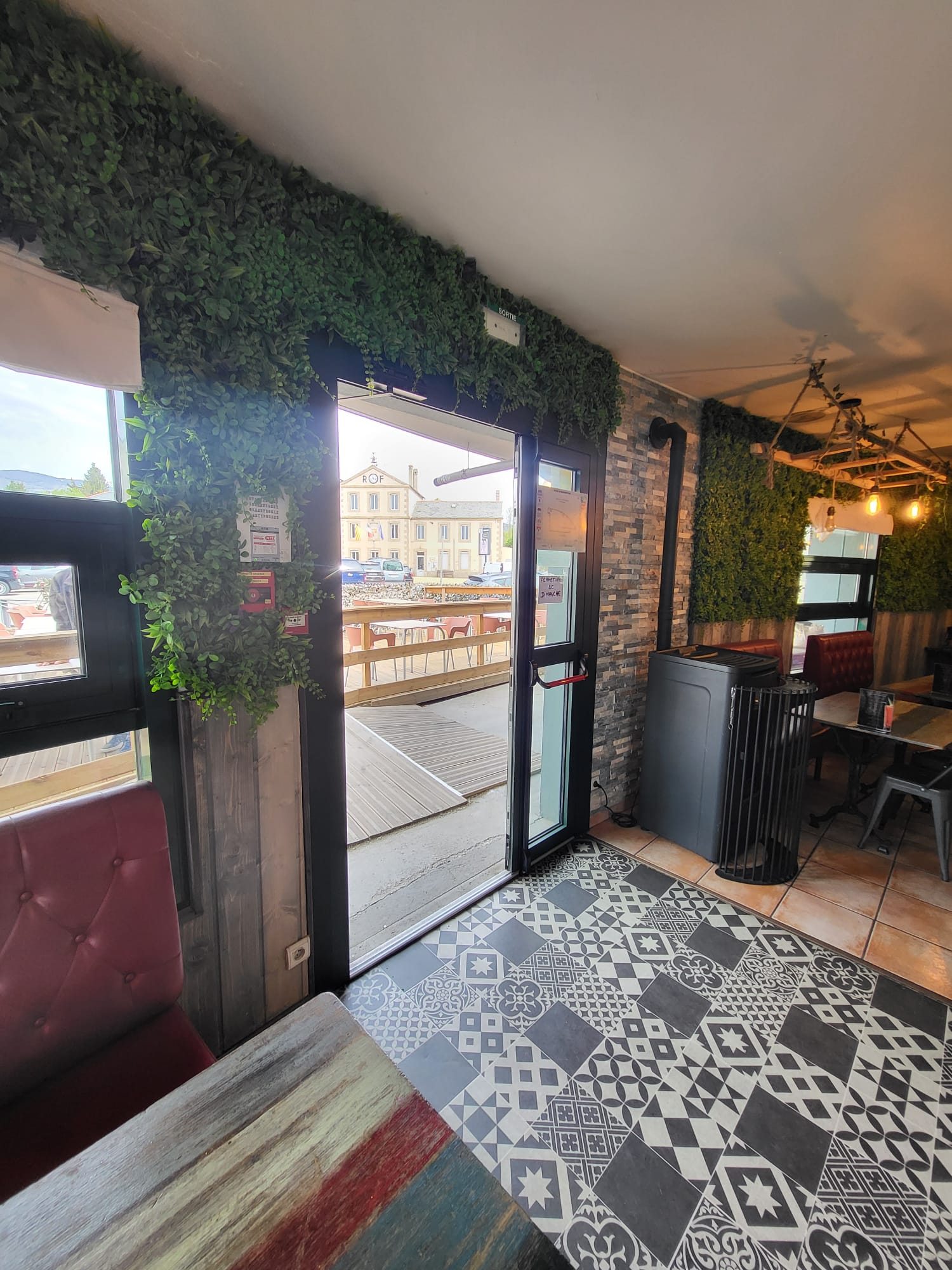 Basse cerdagne, fort potentiel pour ce bel établissement redécoré et ré-aménagé en 2023, cuisine ouverte, avec deux belles terrasses extérieures et un pub à l'étage équipé son & lumières, cabine DJ et téléviseurs pour divers événements festifs et sportifs.
Surface exploitable environ 300 m2, places assises intérieur 50, extérieur +50.
Libre de tout contrat, fournisseurs et salariés.
Exploitable á 2 personnes hors saison+ 2 saisonniers haute saison.
Service midi : ouvriers, commerciaux,locaux et tourisme (gare train jaune à proximité) et passage vers Espagne et Andorre. Ticket moyen 25/30€.
Service soir : locaux, tourisme franco/espagnol. Ticket moyen 30/40€.
Pub actuellement exploité soirs et weekends en bar à tapas.
Faible loyer 600€ + 200 € licence 4 (communal). Bail commercial jusqu'en 2033 renouvelable.
CA moyen 215000€
Vendu entièrement meublé et équipé 95000 €
Pour plus de renseignements, photos et vidéos contact mail ou téléphone.