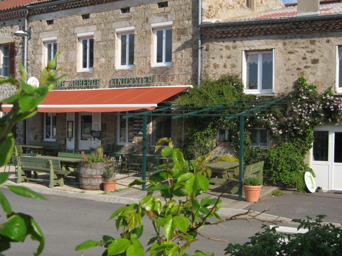 Vente Fond de commerce auberge coup de cœur dans un village vivant typique des hauteurs du Parc Naturel du Pilat(42).
Après 27 ans d'activité nous souhaitons céder notre restaurant.
65 couverts intérieur et 40 couverts en terrasse ombragée.
c'est une affaire clé en main pour des professionnels de la restauration.
L'ensemble du restaurant à été rénové (cuisine et salles) et il est aux normes en vigueur (PMR,électricité...).
Cuisine bien équipée ,caisses aux normes ,déco cosy et chaleureuse.
Boutique de produits locaux dans le restaurant.
Licence 4.
EBE:28000€. Marge 70% du CA.
CA en constante progression. Possibilité de développement.
CA sur 8 services avec 3 mois de fermeture l'hiver.
Loyer:800€/mois avec bail neuf.
Logement confortable 150m2 à l'étage à louer:800€ avec bail neuf.
Possibilité achat des murs .
Sans apport minimum de 60 000€ inutile de nous contacter.