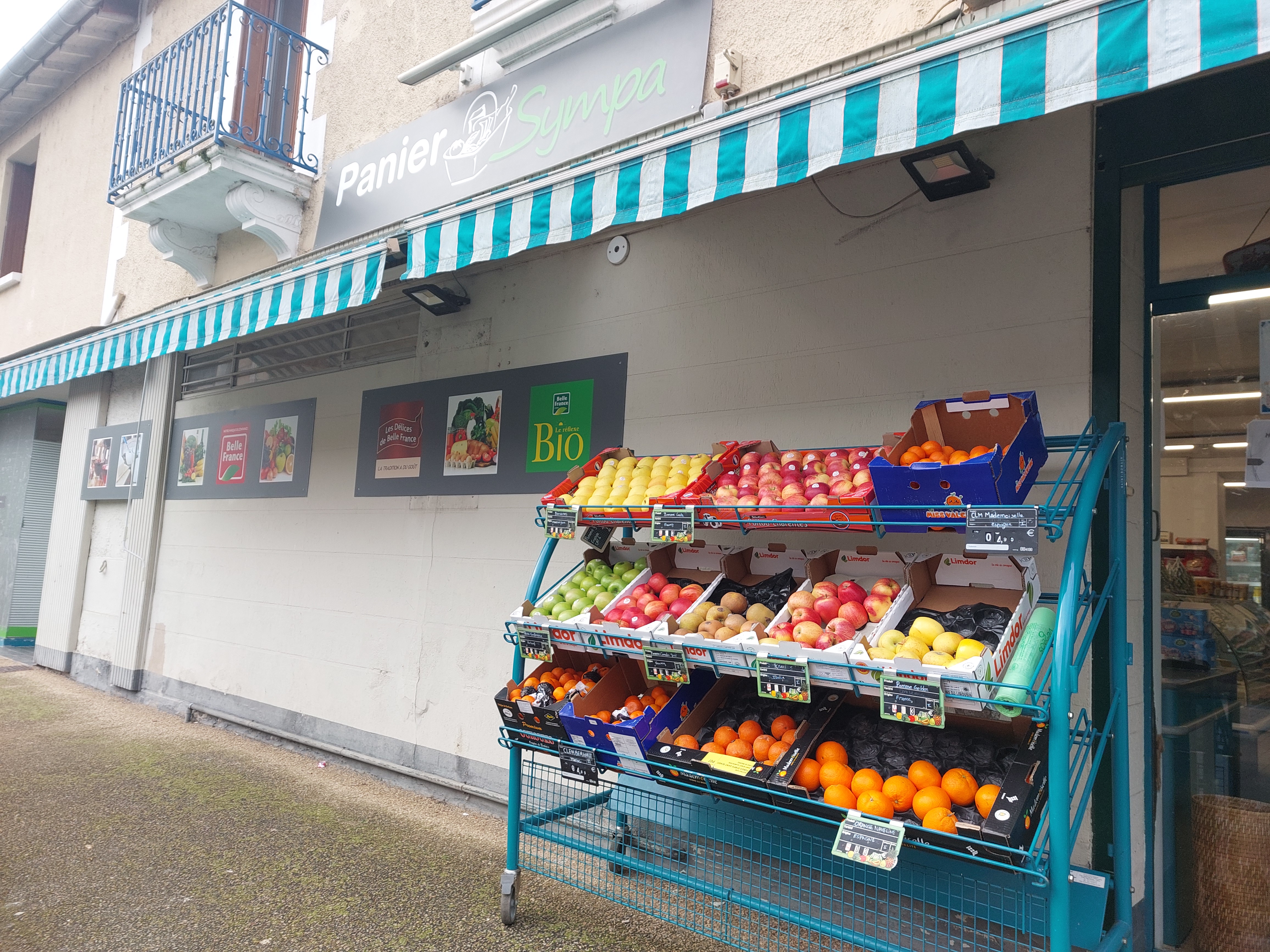 Vends fond de commerce d'une épicerie se situe dans la région "la vienne" situé dans un village 7000 habitants dans 86280 à Saint benoit village dynamique .
Offrant une large gamme de produits:
Alimentaire sec,frais et surgelé,  de boissons 
De produits ménagers, fruits/légumes  
Produits animaux ,produits locaux 
Livraison à domicile, fromage  à la coupe 
Dépôt de gaz ,relais colis 

*Caractéristiques principales :
Actuellement ensigne belle france
Loyer :990€ 
Logement non fourni 
Parking :nombreuses places
-superficie :230m²
Magasin de 200m²
Reserve de 30m² (chambre froide +cuisine+WC+grand cœur intérieur avec stockage couvert)
-emplacement :
Situé au cœur de village  devant la poste de police 
Restaurant-bar,boucherie,  boulangerie,  salon de coiffure, pharmacie, kiné,  gîte, agent immobilières, tabac ,cabinet médical...
-clientèle :
Fidèle régulière composé des habitants du village mais aux flux touristique 
-matériel et équipement :
Vitrine produit frais 4 porte neuf
Vitrine fromage neuf
2 congélateur en bon état
Inclus dans le fond 
60 000€ prix de vente hors stock
CA 235 000€