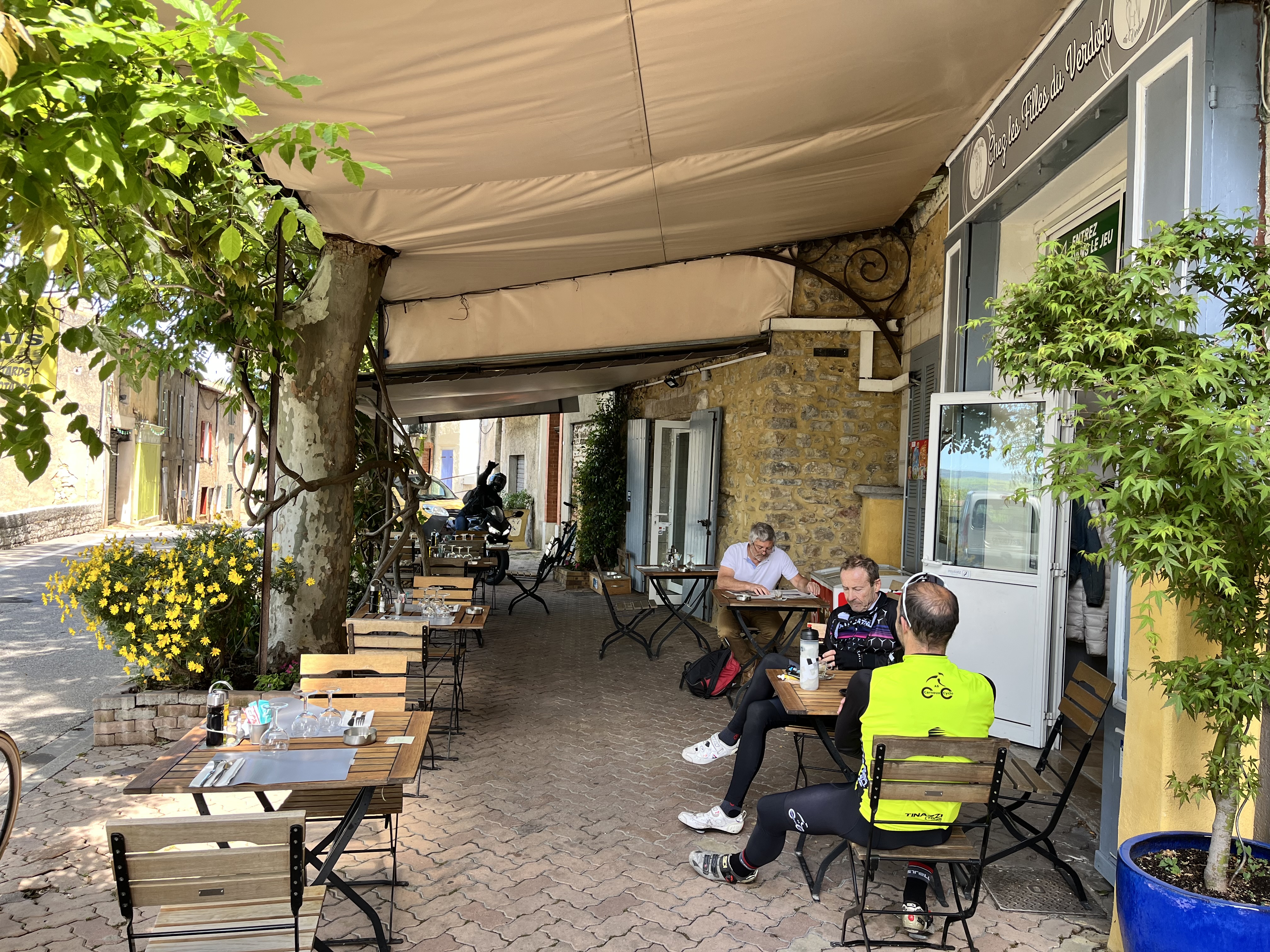 Je vend pour cause de maladie bar restaurant PMU avec licence 4 chez les filles du verdon cuisine traditionnelle provençale , cuisine neuve, aucun travaux   a prévoir, située dans un petit village du haut var dans les gorges du verdon, la terrasse ombragée par une pergola en fer forgé d'époque couverte par une glycine qui a 50 ans . 
La terrasse peut contenir 60 places assises a l'intérieur 35 couverts .l'ambiance est familiale car l'établissement est tenue par la maman et sa fille d'ou le nom du restaurant. De très bon avis sur google idéal pour un couple