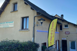 La commune de Montézic, située dans le Nord Aveyron en région Occitanie propose à la reprise un restaurant rénové (travaux d'économie d'énergie, assainissement, électricité, cuisine, menuiserie).
Le lieu est prêt à accueillir son futur exploitant. Nous recherchons un(e) repreneur(se) expérimenté dans la restauration disponible pour un démarrage rapide.

Pourquoi Montézic ? Charmante commune rurale d’environ 250 habitants, Montézic bénéficie d’une situation privilégiée avec une clientèle fidèle et variée :

- Ouvriers sur chantiers / barrages hydroélectriques (projet Montézic 2)
- Clientèle locale et  résidences secondaires
- Touristes et visiteurs de passage en saison

À propos de l’établissement :

Établissement reconnu et apprécié sur le territoire
grand parking inclus dans le crédit bail
Clientèle acquise et faible concurrence locale
Dernier restaurant de la commune

Capacité d’accueil :

Terrasse panoramique d’environ 50 couverts
Salle de restaurant de 60 couverts
Salle de bar
Salle de restaurant privative pour réunion déjeunatoire

Chiffres clés :

Chiffre d’affaires moyen : 260 000 €
Affaire rentable et saine

Des perspectives de développement intéressantes :

Chantier d'envergure de 2026-2035 sur la commune (jusqu'à 250 ouvriers)
activité traiteur à créer (pour le chantier)
Développement de l’activité d’hébergement:  chambres à louer
Travailler sur la communication digitale et locale
Valorisation d’événements ou soirées thématiques

Conditions de reprise :

Cession du fonds de commerce 75k€
Acquisition des murs (y compris la licence IV) sous forme de crédit bail
Loyer du crédit bail: 1583€ mensuel sur 20 ans avec 1er loyer de 20 K€ (possibilité de levée d’option au bout de 10 ans).  
Possibilité de logement sur place

Vous souhaitez vous installer dans un cadre de vie agréable, dynamique et participer à la dynamique d’un village  ?

Cette opportunité est faite pour vous !