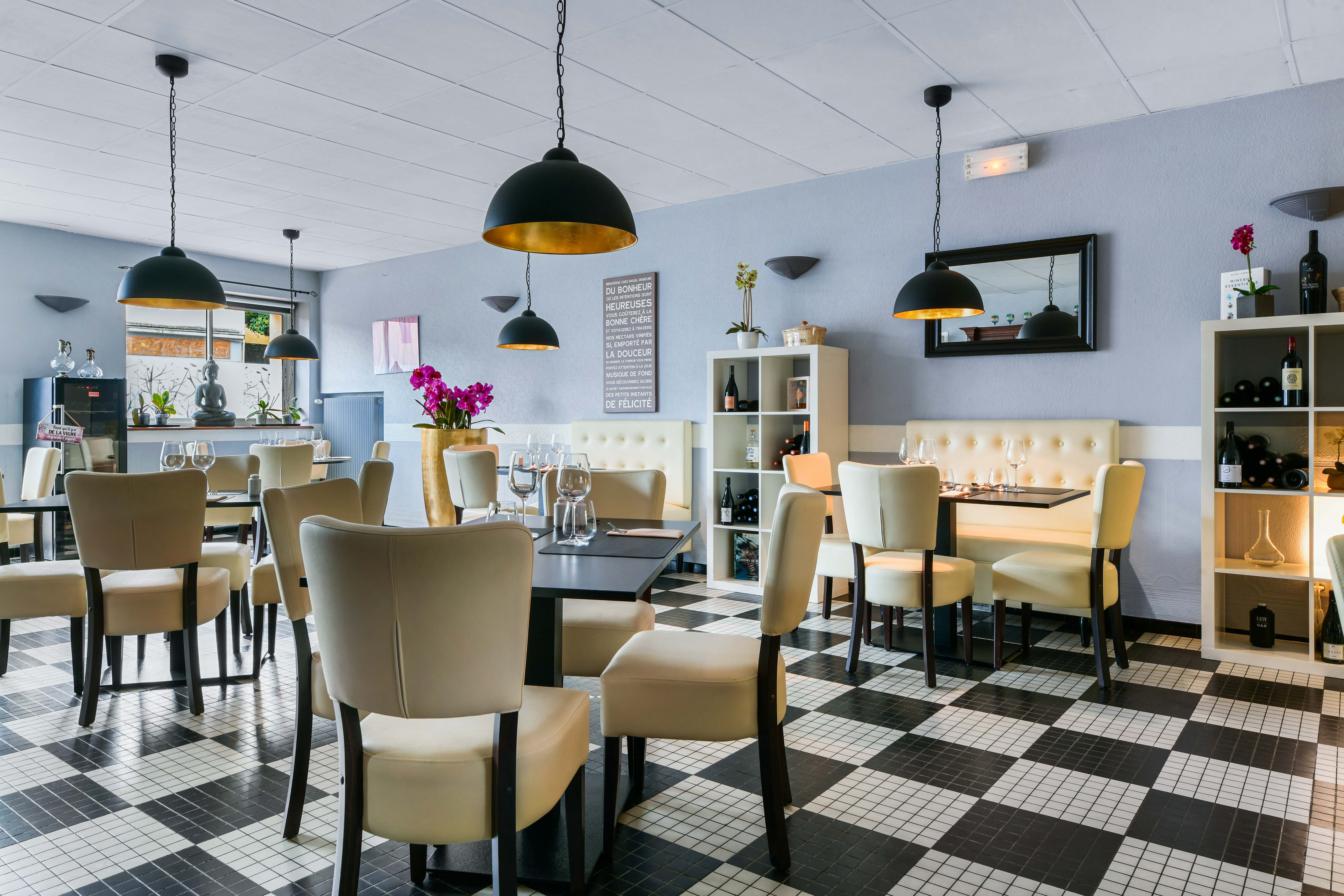🏆 Une affaire clé en main, prête à performer ! 🏆
Nous mettons en vente notre Hôtel 3 étoiles - Restaurant Logis de France, une adresse reconnue pour son accueil chaleureux, sa cuisine savoureuse et son confort. Un coin de paradis, au calme, dans le Gers.
✨ Une belle reconnaissance : nous avons récemment reçu le Trophée Satisfaction Client Logis 2025 , preuve de la fidélité et de la satisfaction de notre clientèle.
🔥 Ce qui vous attend :
✅ 9 chambres tout confort avec climatisation réversible 🏨
✅ Deux salles de restaurant pour s’adapter à toutes les envies 🍽️
✅ Un bar avec licence IV, idéal pour une activité dynamique 🍷
✅ Un patio aménagé de 48 places avec mobilier neuf et cuisine extérieure équipée 🌿🔥
✅ Une cuisine de chef hautement équipée ( 2 fours mixtes Frima, pacojet, cellule de refroidissement…) 👨‍🍳
✅ Une plonge rénovée récemment avec lave-vaisselle haut de gamme Hobart (valeur 16 000 €)
💰 Un business rentable et stable :
📈 Exploité par un couple et un serveur, pour un modèle rentable et humain
📊 CA 2024 stable par rapport à 2023, preuve de la solidité de l’activité
🏡 Un cadre de vie idéal :
🛋️ Appartement de fonction 3 chambres, 2 salles d’eau, cuisine équipée et salon
🎒 Commodités à 50m : école, maison d’assistantes maternelles, tous commerces et maison médicale
🏫 Collège et lycée à 10 min, parfait pour une vie de famille
✨ Une opportunité à ne pas manquer !
🏠 Murs : 500 000 €
📜 Fonds de commerce : 150 000 €
🏡 Ensemble immobilier (murs + fonds) : 650 000 €
Après 13 ans d’investissement et d’amour dans cet établissement, nous sommes prêts à transmettre le flambeau 🔥.
📞 Contactez-nous vite avant qu’il ne soit trop tard ! 📩
06.85.66.64.81
#TrophéeSatisfactionClient #LogisHôtels #HôtelRestaurantDuCommerce #InvestissementCléEnMain #VieDeVillage #RepriseIdéale
— à Estang.
