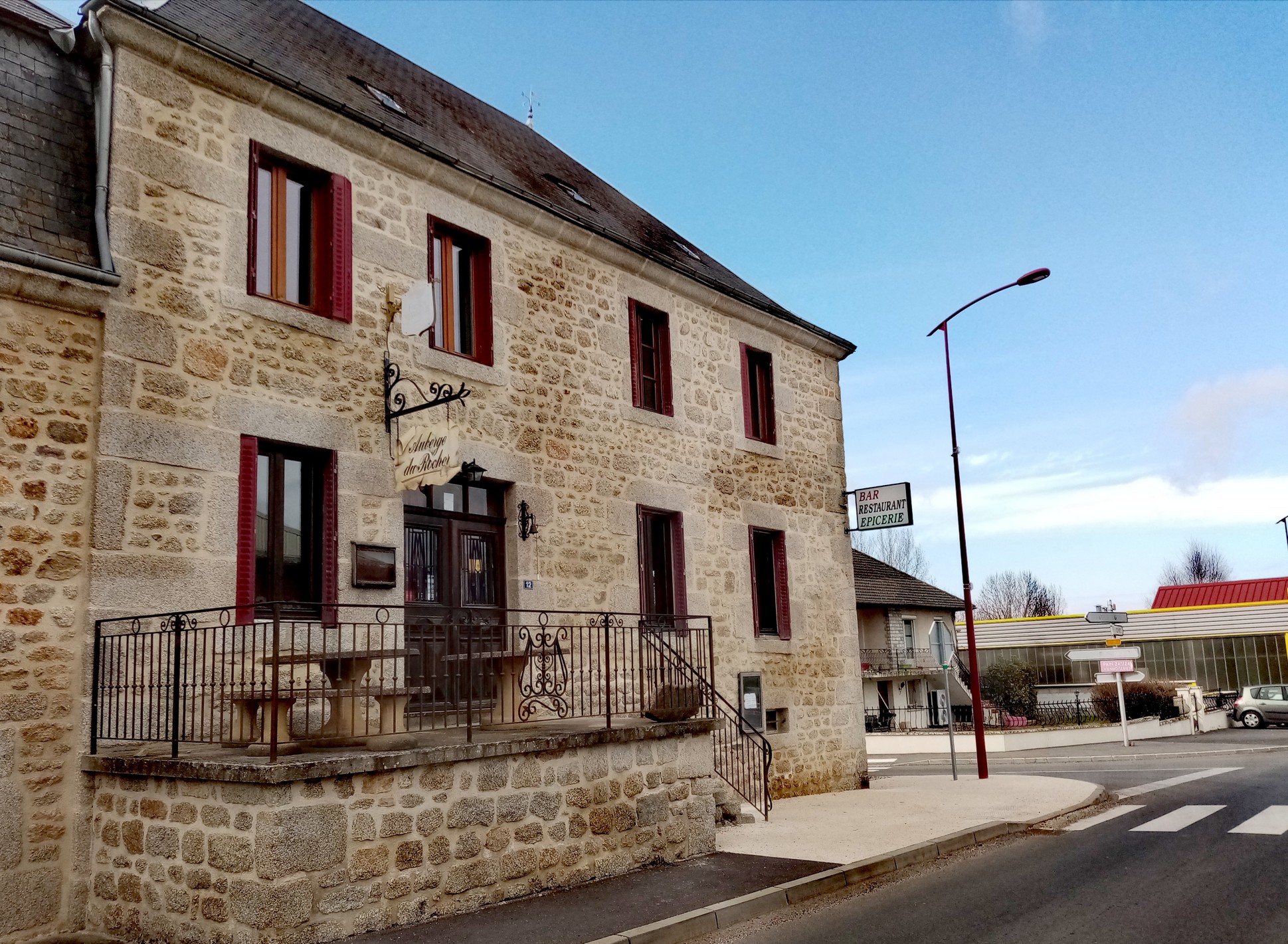 En cœur de bourg de la commune de Dontreix, extrémité Est de la Région Nouvelle-Aquitaine.
Sur l’axe départemental RD4 – Guéret Dontreix, puis prolongement jusqu’à Pontaumur (63), (1 000 véhicules/jour).    
L’emplacement est facilement identifiable et accessible, avec un passage régulier lié à la  traversée du bourg et à la circulation locale.  

L’activité 
Le bâtiment permet de développer :
- Une activité de bar de proximité ;
- Un cuisine traditionnelle et locale ; 
- Une clientèle  locale et saisonnière ; 
- Une offre de service  pour l’accueil de groupe. 
A proximité d’une très belle salle polyvalente entièrement équipée pour accueillir événements privée ou professionnelle (mariage, anniversaire, réunion ...)

Le local professionnel
- un espace bar
- un restaurant de 138m² dont 55 m² pour la salle
- une cuisine  professionnelle équipée 
- une terrasse sur Péron 8 places
- une cave de 90m2

Les équipements
- un Parking  Clientèle VL & PL
- un poêle à  granulés
- une hambre froide négative et deux chambres froides positives 
- un accès PMR
- une habitation pour les gérants, 8 pièces (130m²)...

L’environnement
Situation : Commune de 428 habitants entre Creuse et Auvergne, située à 30 minutes de la station thermale d’Evaux-les-Bains (4000 curistes/an) et de la Cité internationale de la Tapisserie à Aubusson ; à 1 heure du Massif du Sancy.

Sur place : école, agence postale, garagiste, bibliothèque, associations sportives et culturelles, DRIVE de producteurs locaux.

Sites naturels : Forêt de Drouille, Etang de Jarmenet (parc de loisirs pour les enfants), étang neuf, sentiers de randonnées, activité pêche, 
A proximité (8 kms) : boulangerie, supermarché, poste, collège, médecins, infirmières, … 

Profil recherché
- Expérience souhaitée dans le restaurant et/ou gestion d’établissement
- Dynamisme, autonomie et sens de l’accueil
- Capacité à développer l’activité via l’évènementielle
- Opportunité idéale pour un couple ou entrepreneur passionné

Les modalités de mise à disposition du bâtiments sont :
> Bail commercial  800€ /mois  dont :
Partie habitation : 400€/mois 
Partie commerce : 400€/mois