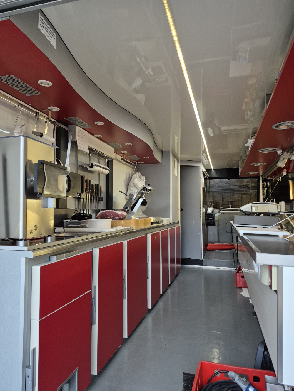 FOND BOUCHERIE CHARCUTERIE SALAISONS , VENTES SUR MARCHES 4 MATINS PAR SEMAINE DANS UN RAYON DE 10 KMS ET LE VENDREDI MATIN EN BOUTIQUE POURVU D UN PARKING ( POSSIBILITE D ETENDRE LES JOURS D OUVERTURE ) , SITE TOURISTIQUE AVEC CENTRE DE LOISIRS ET HEBERGEMENTS LOCATIFS A 3KMS (2 marchés hebdomadaires) CAMION MAGASIN PANORAMIQUE ETALMOBIL EN TRES BON ETAT( PERMIS VL )  MATERIEL DE FABRICATION RECENT. 3 CHAMBRE FROIDES .
CA EN PROGRESSION .
MURS A LA VENTE , MAISON INDIVIDUELLE , LOGEMENT AU DESSUS DU MAGASIN , ATELIER DE FABRICATION AU RES DE CHAUSSEE AVEC  GARAGE 70 M2 ATTENANT POUR LE CAMION ET QUI FAIT OFFICE DE TERRASSE AMENAGEE POUR LE LOGEMENT . DOUBLE VITRAGE ET VOLANTS ROULANTS ALU (3 ans) CUISINE INTEGREE (2ans)