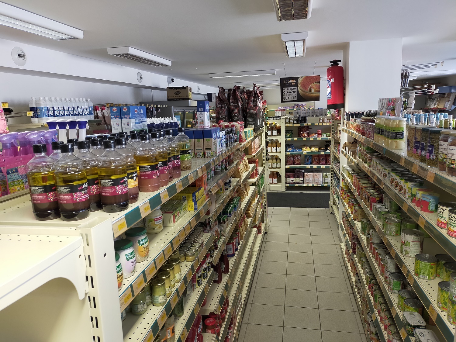 Dans une commune en fort développement de la région Saint-Malo, vends fonds supérette, relais colis.
Magasin agréable.
Parking devant le local.
Affaire idéale pour une personne.
Surface de vente de 70 m².
Loyer mensuel de 610 €.
Prix net vendeur : 30 000 € + 10 % TTC (8,33 % HT) d'honoraires agence à la charge de l'acquéreur.
Les informations sur les risques auxquels ce bien est exposé sont disponibles sur le site Géorisques : georisques.gouv.fr.
Contact : Agence MOHAN TRANSACTIONS - RCS RENNES 810 806 661 - Carte professionnelle délivrée par la préfecture d'Ille et Vilaine N° 2201 2018 000 030 018 - Tel : 07 86 64 18 04