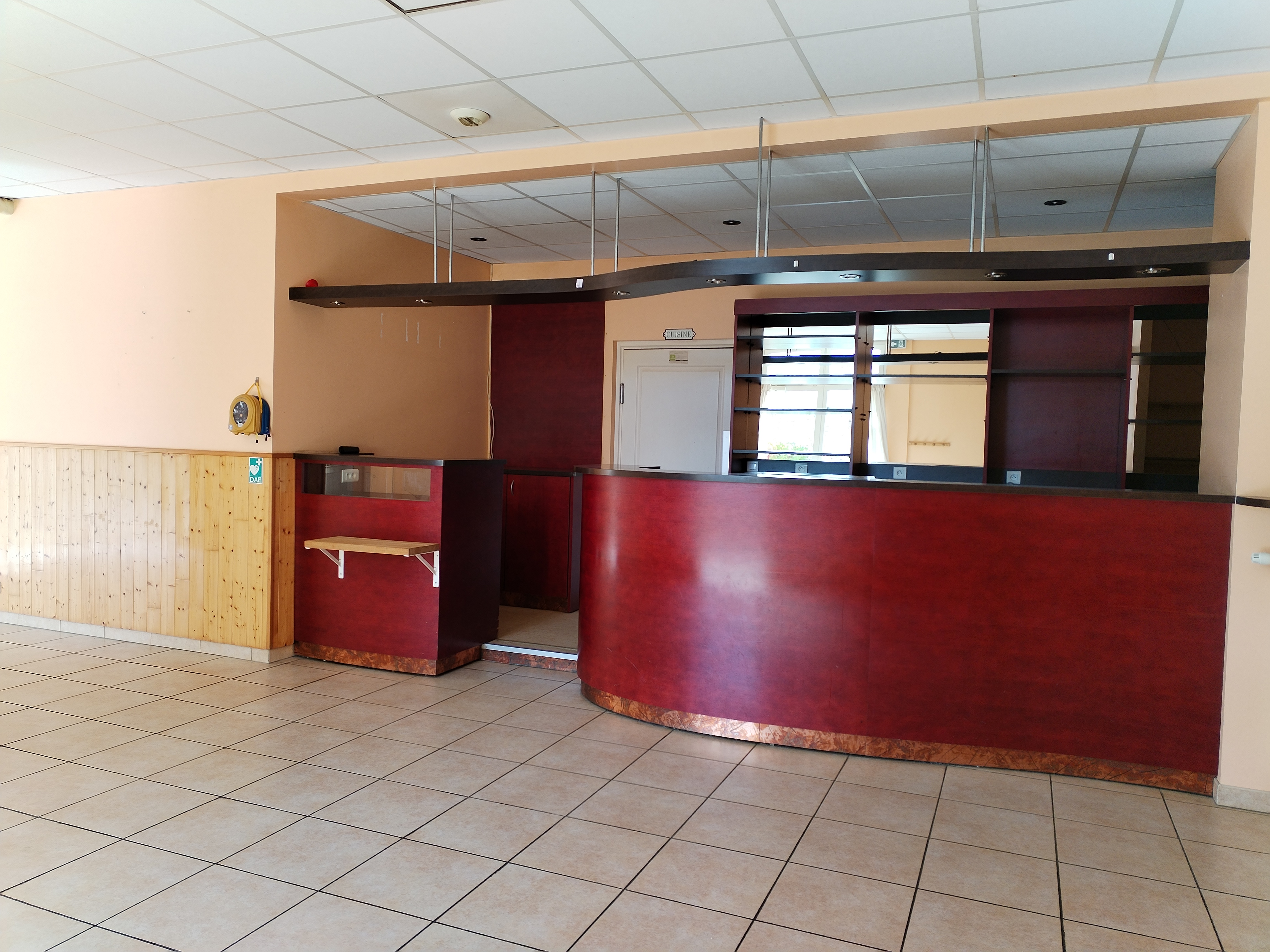 Au cœur d’un charmant village de 200 habitants, découvrez une opportunité rare : un ancien commerce multiservices offrant un potentiel de développement.

Idéalement situé sur la place de l’église, l’établissement comprend un café bénéficiant d’une Licence IV ainsi qu’un espace restauration entièrement équipé avec une cuisine professionnelle complète. Le bâtiment dispose de deux agréables terrasses, parfaites pour profiter des beaux jours et dynamiser l’activité.

À l’intérieur, vous trouverez :
- Une première salle dédiée au bar et à l’épicerie, conviviale et fonctionnelle, env. 60 m².
- Une vaste salle de 80 m² permettant d’accueillir confortablement la clientèle, avec une grande cheminée.
- Une cuisine professionnelle de 60 m² comprenant réserve, chambre froide, plonge et espace de préparation.
- Le plan détaillé de l’établissement est disponible sur demande.

Un outil de travail clé en main, idéal pour un projet de reprise ou de création d’activité dans un cadre authentique et dynamique.

Projets envisageables :
- Restaurant
- Bar
- Commerce de proximité

Surface du bien :
- Bâtiment commercial : 227 m²
- Parcelle : 500 m²

Localisation :

A 20 minutes en voiture de la Forêt de Brocéliande et de Ploërmel.

Conditions d'acquisition  :

Bail commercial
Tarifs évolutifs : 300€ HT/année 1 puis loyer à définir à partir de l'année 2

Caractéristiques / Atouts :

- Environnement calme et authentique
- Bâtiment clef en main
- Accompagnement et aide possible (PASS commerce et artisanat)
- Site desservi en fibre