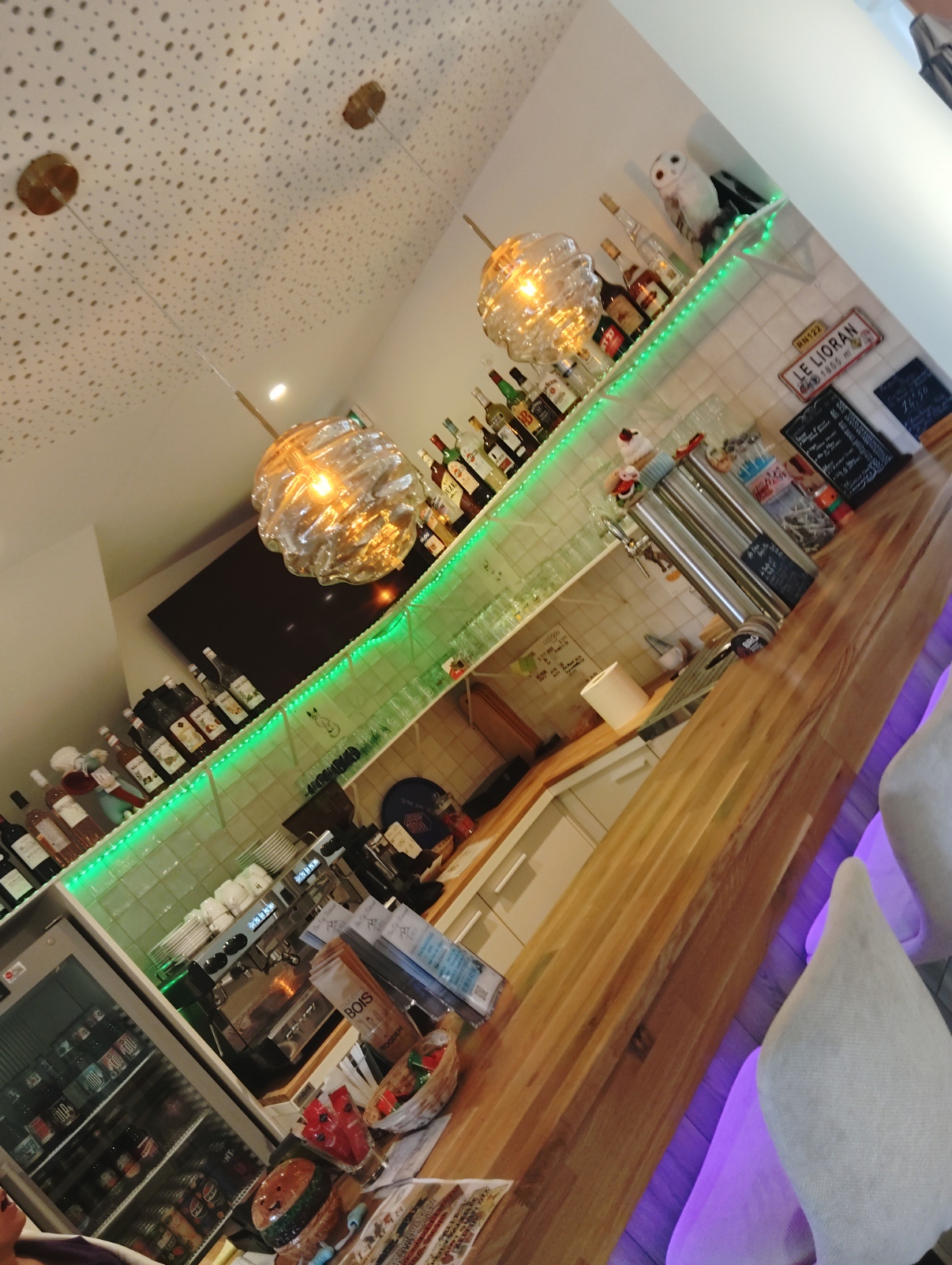 Opportunité clé en main idéale pour un couple de professionnels souhaitant s'installer immédiatement sans frais de travaux.

Nous mettons à disposition un restaurant - bar - burger - pizza en gérance vente (location gérance avec promesse d'achat du fonds de commerce) et ou en vente directe . Affaire saine, prête à l'emploi : il n'y a plus qu'à s'installer et travailler ! Licence 4 disponible

À PROPOS DU RESTAURANT :
- Capacité : Environ 20 places assises.
- État : Matériel en très bon état, voire neuf. Cuisine aux normes et entièrement équipée.
- Personnel : Affaire à tenir en couple, idéale pour deux personnes, sans salarié à reprendre.
- Logement : Non, l’établissement ne bénéficie pas de logement de fonction.

L'EMPLACEMENT :
Situé au cœur d'une commune très dynamique de 1 300 habitants avec de nombreux commerces et services de proximité qui garantissent du passage au quotidien (pharmacie, boulangerie, boucherie, supérette, pôle médical, école, auto-école).

MODALITÉS FINANCIÈRES :
- Une redevance globale (incluant le loyer des murs et la location du fonds) est demandée par les propriétaires.
- Modalités, montant de la redevance et apport de garantie à discuter lors du premier échange.

Profil sérieux avec expérience en restauration et références exigés. 
Merci de présenter brièvement votre parcours et votre projet.
Curieux s'abstenir.
Disponible à partir du 14 novembre 2026.