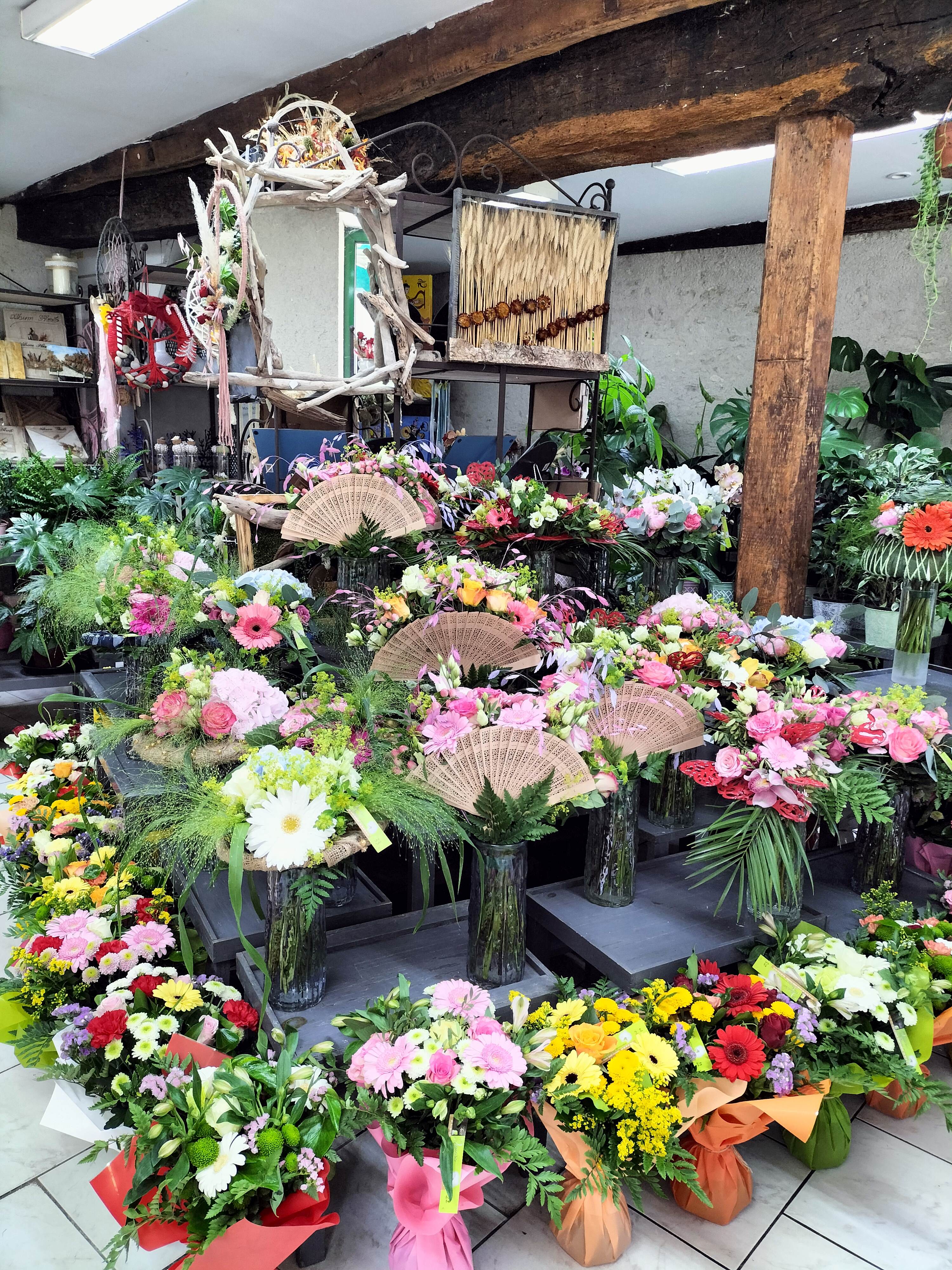 Commerce-fleuriste A vendre à Villedieu sur indre, le fonds de commerce de ce fleuriste dont la réputation n'est plus à faire depuis plus de 25 ans.
Situé au coeur de la ville sur un axe passant et appelé à ce développer, le commerce offre une superficie de vente de 80m2. Le bâtiment total comprend la boutique, un bureau, une cuisine, un atelier et une très grande réserve pouvant recevoir 150 chrysanthèmes pour la Toussaint par exemple.
La clientèle est fidèle et le chiffre d'affaire régulier garantissant une reprise en toute sérénité. 
Vente cause retraite.

Le plus possibilité d'achats des murs 70000€
Prix du fonds de commerce 50000€ + murs 70000 €