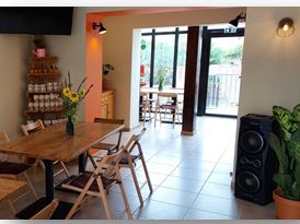 La commune de Saint-Martin-d'Oydes dans l'Ariège cherche un repreneur pour son café multiservices.
Bar, restauration, épicerie, dépôt de pain, animations.
Local en très bon état, appartenant à la commune, entièrement équipé ; cuisine et mobilier.
Capacité 20-25 couverts + Terrasse été.
Location bail commercial.
Licence IV.