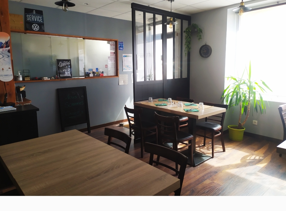 Vend fond de commerce Restaurant Pizzeria. 

Belle opportunité à saisir !

Idéalement situé sur l'axe principal des Stations de Ski, à proximité de la gare et des entreprises. Seul restaurant de la commune. 

Une cuisine entièrement équipée de 25m², une salle de 45m² pouvant installer confortablement 18 personnes, et une magnifique terrasse au calme de 65m² de 35 à 40 couverts. 
Toilette accessible au PMR. 
Façade refaite à neuve en clair-voie qui met en valeur l'établissement, petit coin bar réaménagé. 

Les + :
- Clientèle locale et fidèle
- Très bon chiffre d'affaires
- Licence Grande Restauration et Licence III
- Bail commercial à reprendre 3/6/9
- Local frigo
- Espace de stockage 

Si vous êtes partant pour une belle aventure au pieds des montagnes, contactez nous dès à présenter.