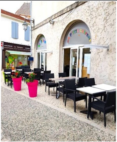 *** Attention : nouvelle annonce. Ne pas utiliser la précédente car je n'ai plus accès à l'email  17320crepes@gmail.com et il n'est pas possible de désactiver l'annonce, je ne peux donc pas lire les message envoyés.***


Crêperie située derrière le marché en plein centre-ville. Très bonne notation sur Google. 
Travaille avec des produits locaux. Farine bio. 
Activité: galettes, crêpes, glaces, boissons. 

Grande licence restaurant permettant la vente d’alcool à emporter. 
Salle et terrasse sur la rue piétonne. 

Logement t3 au dessus inclus dans le bail. 

Potentiel de développement important grâce à la politique de re-dynamisation du centre ville de la municipalité. 

Agrée accueil vélo pour les cyclistes de la Velodyssee.