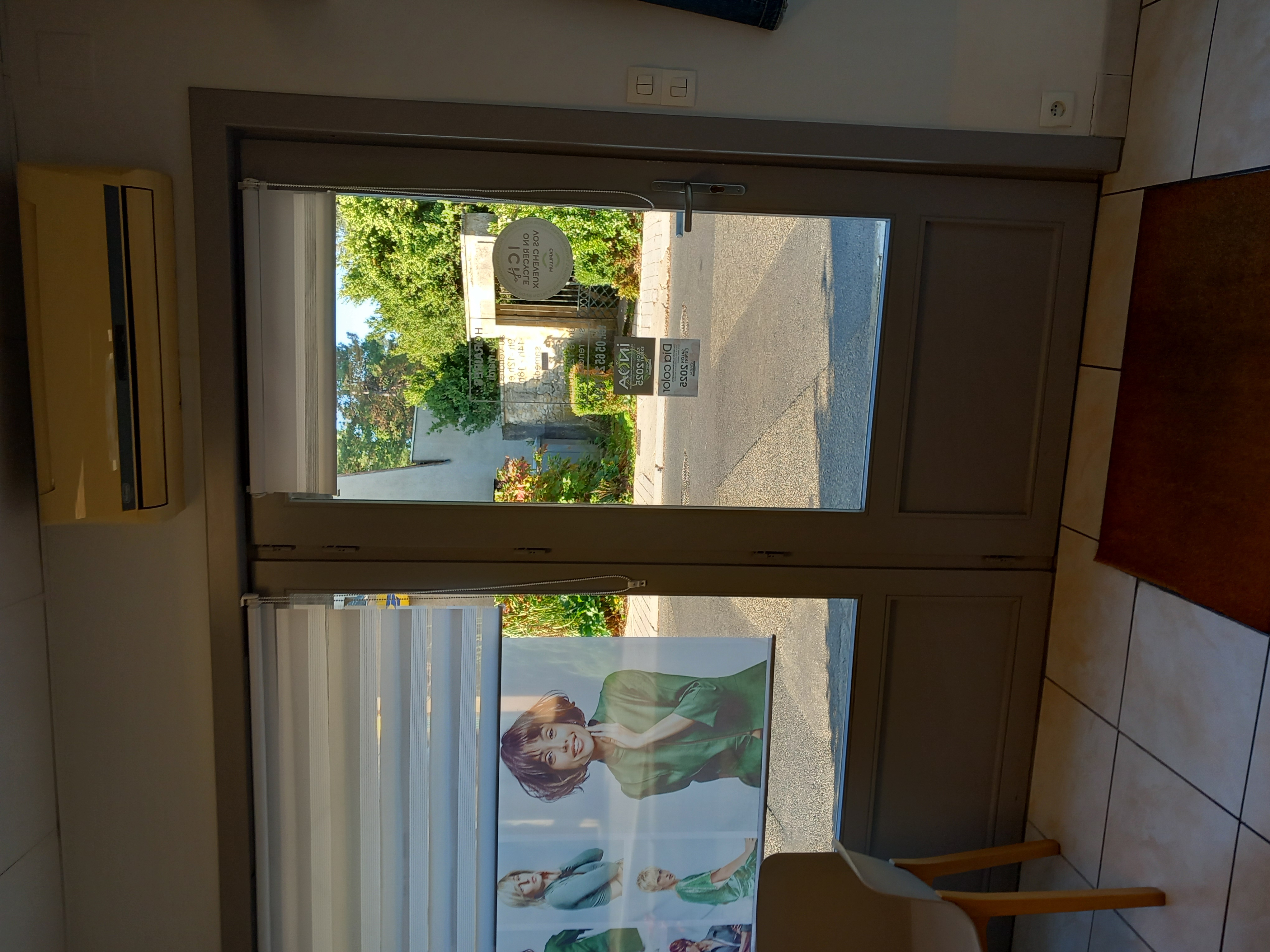 Pour m'être épanouie dans cet agréable salon de coiffure pendant 14 ans,
je souhaiterais que l'aventure perdure dans les mains d une personne passionnée.
Le salon est entièrement opérationnel.
- Surface: 30m2
- Equipement complet : 2 postes de coiffage, 1 bac à shampoing massant, réserve, climatisation réversible, coin accueil .....
- Accessibilité PMR
- Loyer modère : 380 €
- 3 parkings gratuits a proximité immédiate
- Clientèle fidèle et en constante progression (Zone de chalandise d'environ 20000personnes)
- Emplacement de premier choix au cœur du village, dans un environnement commerçant dynamique et touristique.
Je suis à l'écoute de toute proposition afin de faciliter la reprise de cette entreprise pour garantir le succès à venir d'un ou d'une collègue. 
Vous n'avez plus qu' à pousser la porte et vous mettre au travail.