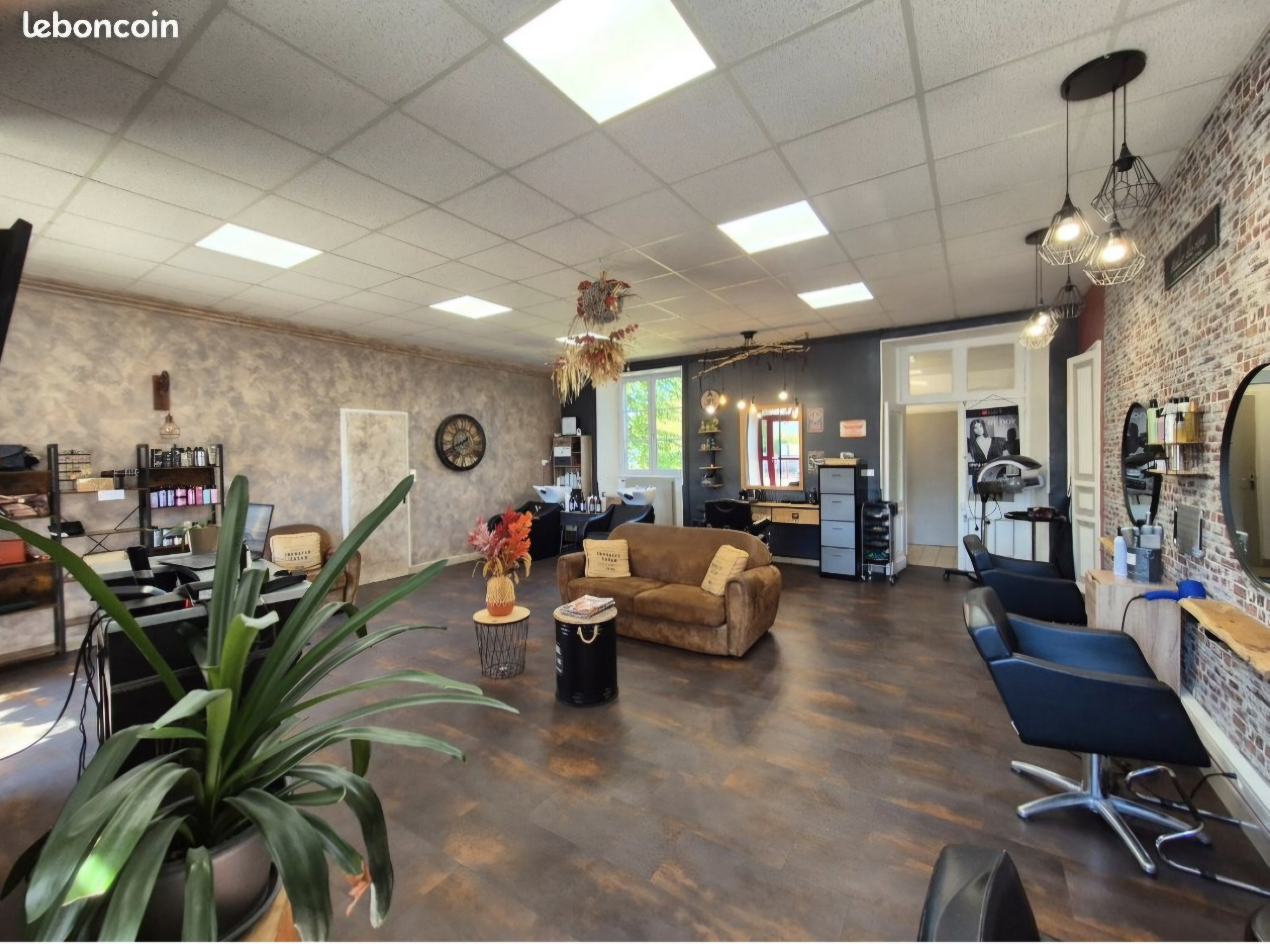 Salon de coiffure de 50m2 créé il y a 10 ans  bonne clientèle fidèle très familiale 
Moderne et coconing,
une salariée à temps plein 
Parking 
Accès handicapé 
4 poste de coiffure
2 bac à shampoing
Vente pour autre projet
Faible loyer avec chauffage compris 
Le commerce appartient à la mairie