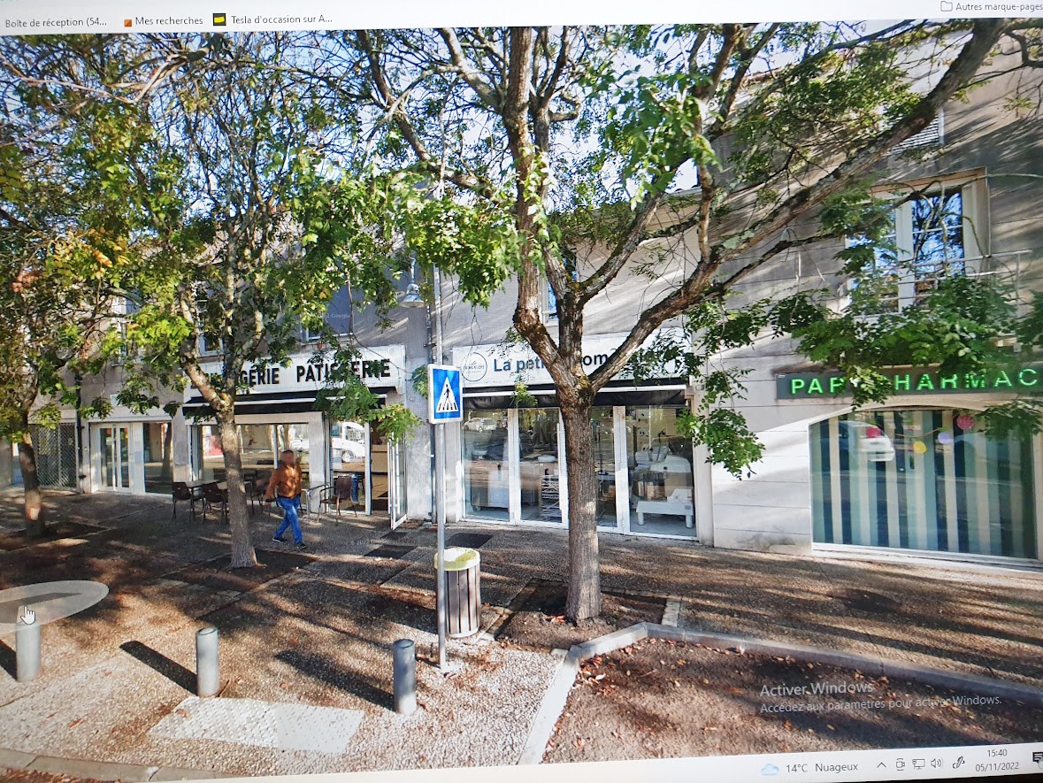 A louer local vide anciennement boulangerie-pâtisserie artisanale
185 m2.
Loyer mensuel HT hors charges 1700,00 €
Regroupement de plusieurs commerces : pharmacie, infirmier et médecins, épicerie, poste....
Quartier dynamique de Cognac.

Premier contact par mail