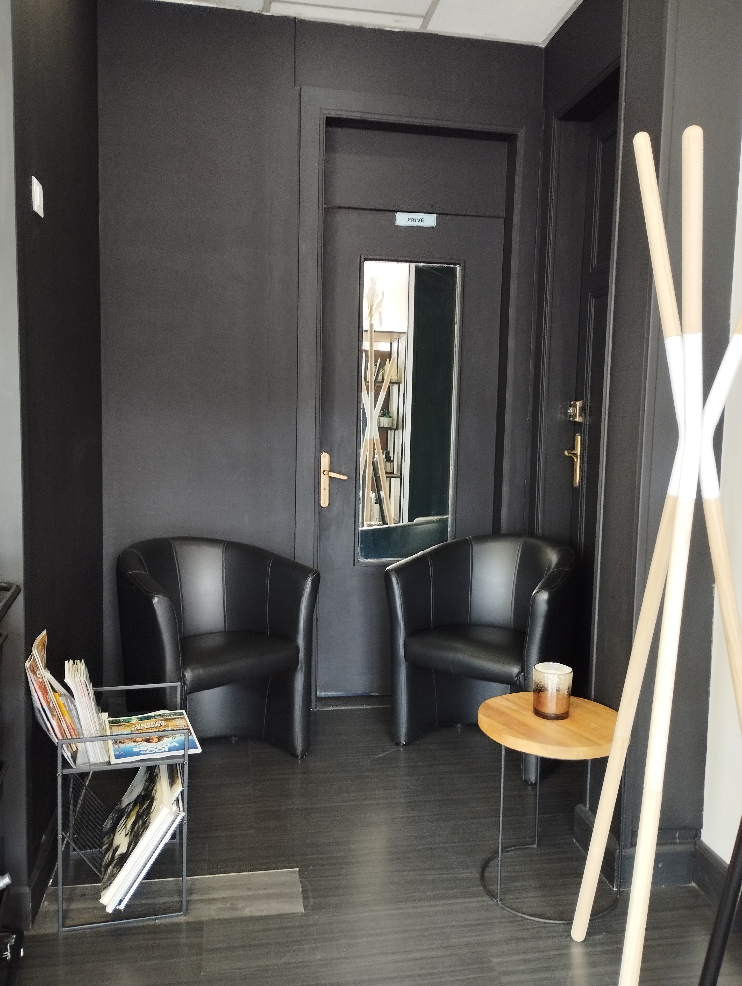 Salon implanté sur un axe principal, à proximité immédiate, d’autres commerces et services… 
Stationnement assuré et gratuit. 
Bonne notoriété.

Espace femme et espace barbier. 
Rénové en 2024, beau volume. 

Local professionnel de 49 m2, comprenant;

•Une grande réserve avec un sèche linge, une machine à laver, un micro-onde, un frigo, un équipement de matériel complet pour travailler (tabourets, climason, tablettes,…).
•Un toilette avec lave-main.
•Une Clim réversible Professionnelle installée en 2022. 
•Bail commercial de 590,69€ mensuel charges incluses. 
•2 bacs et 4 postes de coiffage 
•Entièrement équipé avec le matériel en bon état 
•Salon Clé en Main
•Aide possible par la commune