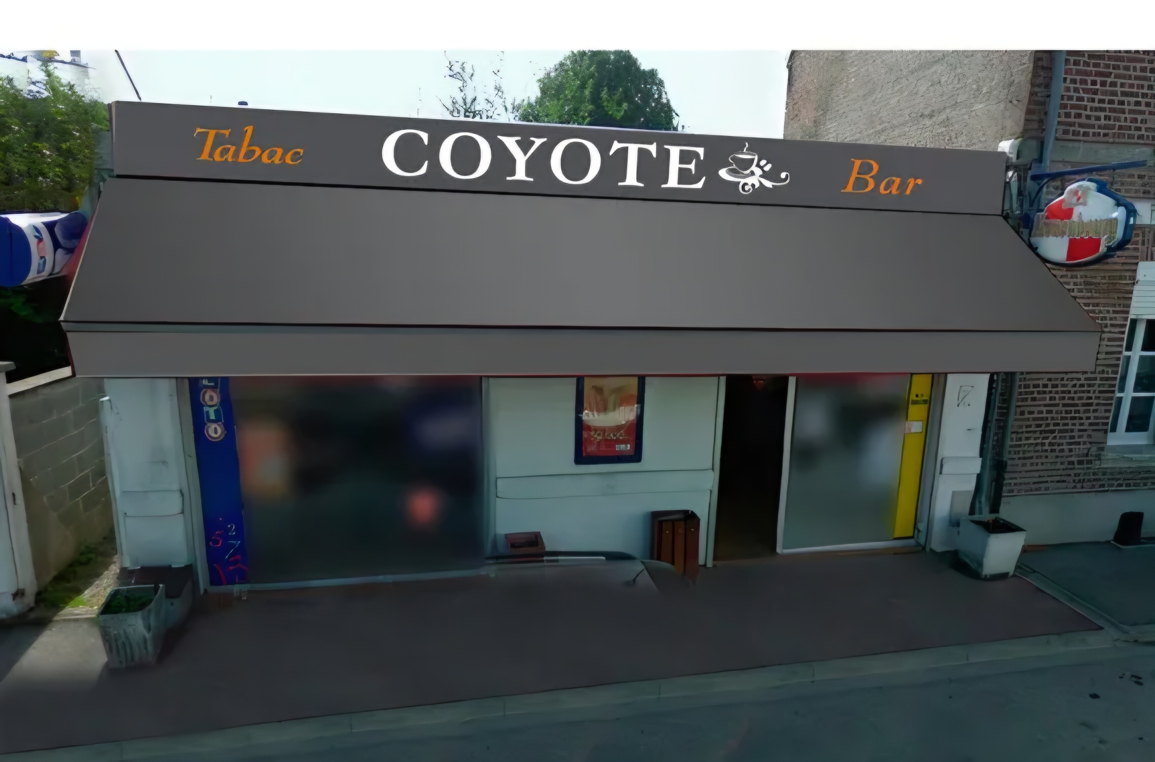 Vends fonds de commerce :
- Bar
-Tabac
- FDJ
- Possibilités PMU, Restauration, Presse, Relais colis...

Surface: 80m2 avec petite cour et terrasse.
Loyer faible
Axe très passant
Premier contact par mail.
Vendu avec matériel de qualité.

Prix : 160 000