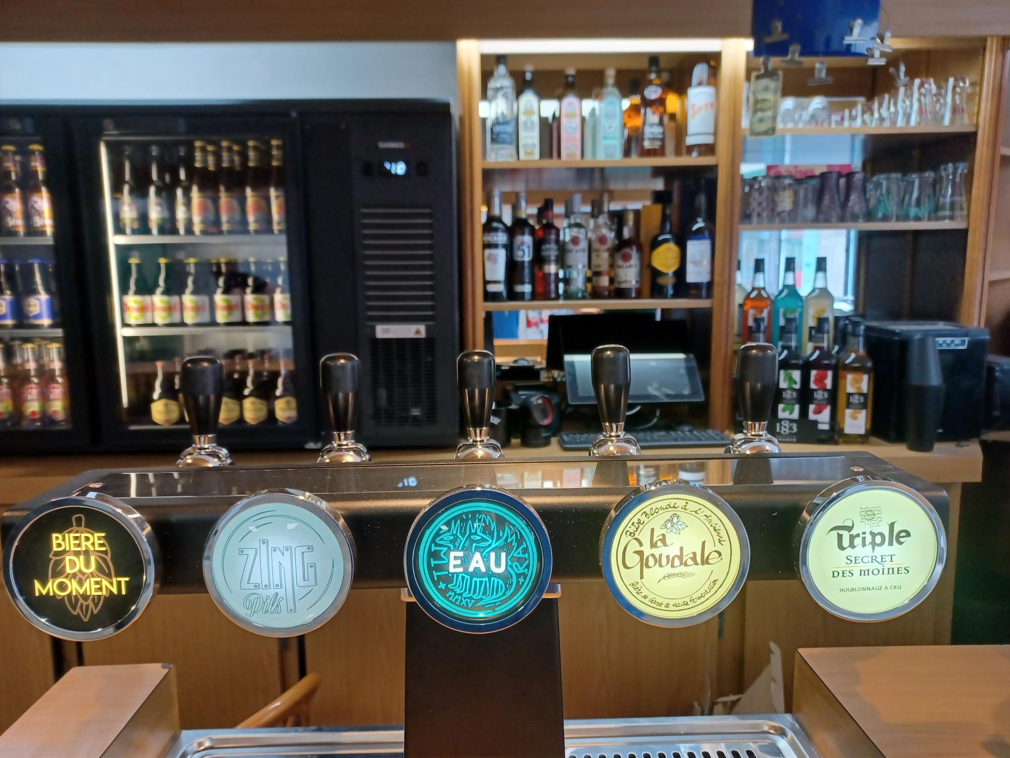 Situé au coeur d'un bourg dynamique de la Nouvelle-Aquitaine, ce bar traditionnel bénéficie d'un emplacement privilégié avec une clientèle fidèle et régulière.
L'établissement comprend une salle accueillante, un comptoir bien équipé avec une vitrine réfrigérée, un espace FDJ/PMU aux normes, ainsi qu'une terrasse. 
Chiffre d'affaire stable, idéal pour un(e) professionnel (le) souhaitant développer une activité conviviale et rentable.
Licence IV, terminal FDJ, point PMU et matériel complet inclus.
Affaire à saisir pour reprise immédiate !