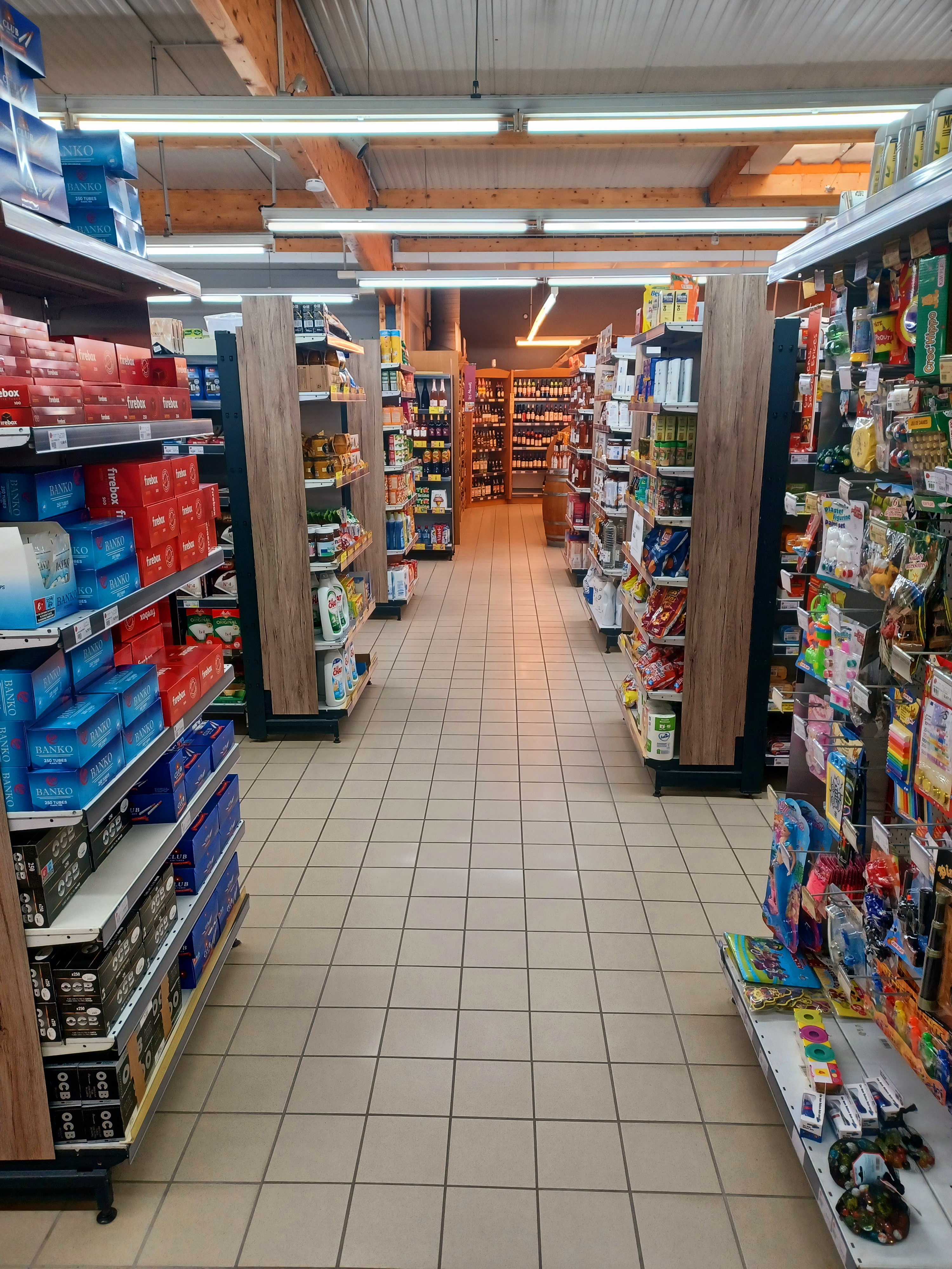 Cause retraite à ceder Fond de commerce de Supermarché de proximité libre d'enseigne si vous le souhaitez, dans une petite ville de 3500 habitants.
Situé sur un axe de passage et face à toutes les écoles de la commune. 
Surface de vente : 580 m2
Surface du bâtiment : 775 m2
Parking : 10 places + 15 places publiques 
Prix : (attractif) nous consulter
N'hésitez pas à nous contacter pour de plus amples informations