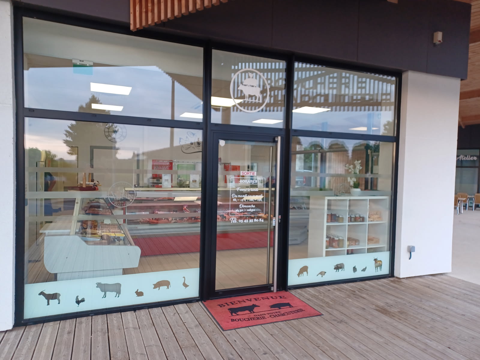 Sur la commune de Mérignac et Jarnac en Charente, situé entre Angoulême et Cognac, implanté au sein d'un pôle d'activités et de services avec parkings (salon de coiffure, restaurant, pharmacie, agence postale, salon d'esthétique, maison médicale....)
Vends fonds de commerce : 
D'une boucherie charcuterie avec un fort potentiel de croissance (lotissement de 50 maisons individuelles en construction au bord du pôle). 
Clientèle variée et fidélisée (individuels, contrats fournitures écoles et restaurants...). Un service de livraisons au particulier peut être proposé.
Le fond est constitué : d'un local commercial principal de 150 m2 sur Mérignac comprenant une partie magasin, un laboratoire, une partie plonge, des zones de stockage, 2 chambres froides, 1 bureau, 1 sanitaire, 1 vestiaire avec douche, 1 garage.
Et le droit d'utiliser personnellement ou pour sa clientèle la terasse couverte.
D'un ban boucherie charcuterie au sein du marché couvert de Jarnac, à 6 minutes du laboratoire, tenu les week-ends mais exploitable 5 matinées par semaines : mardi, jeudi, vendredi, samedi et dimanche.
Le CA annuel de l'ensemble est pour le moment de 285 000 euros HT
Les loyers annuels : 18444 euros et 3036 euros pour le marché.
Idéal pour personnes sérieuses souhaitant s'installer dans un département touristique, dynamique où il fait bon vivre, à 1h de la mer.
Le prix est légèrement négociable