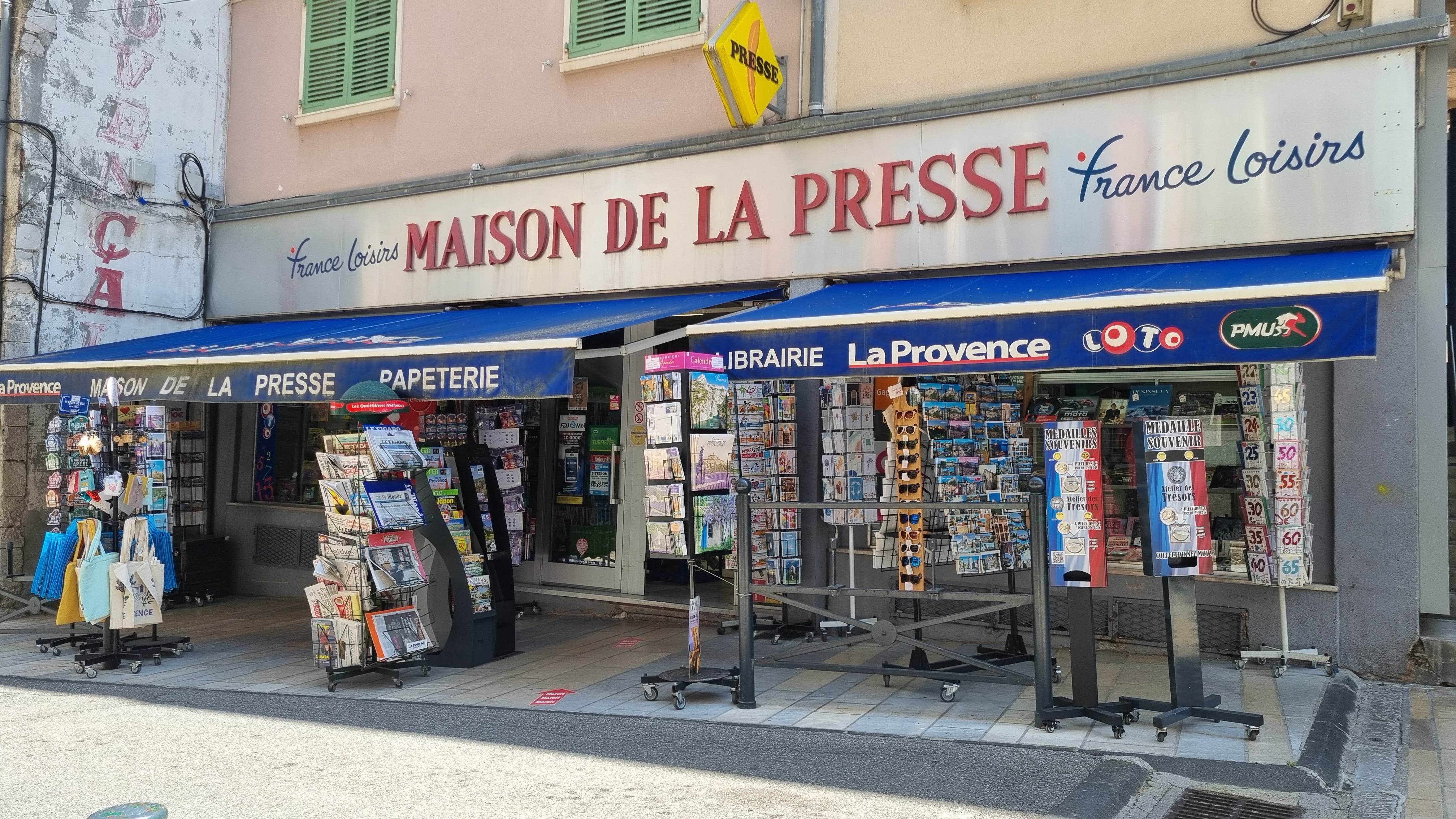 À Vendre : Maison de la Presse – Emplacement N°1 à Sisteron (04)

​Un commerce historique, sain et multi-activités au cœur de la « Porte de la Provence ».
​Après 25 ans d'exploitation réussie, Je cède cette affaire incontournable de Sisteron. Bénéficiant d'une excellente notoriété, d'une clientèle locale fidélisée et d'un flux touristique important, ce commerce clé en main offre une rentabilité stable et immédiate.
​Un Commerce Multi-Activités à Fort Trafic.
​Véritable lieu de vie et point de passage obligatoire, l'établissement s'appuie sur des activités variées et complémentaires qui sécurisent le chiffre d'affaires :
​Presse & Librairie : Large choix de titres et rayon de lecture bien implanté.
​Papeterie & Carterie : Référence locale pour le quotidien.
​Souvenirs : Offre parfaitement adaptée pour capter la clientèle touristique.
​Jeux & Services : Partenaire officiel Française des Jeux (FDJ) et PMU, garantissant un flux de clients quotidien et des commissions régulières.
​Le Cadre de Vie : Entreprendre au Soleil de Sisteron
​Reprendre ce commerce, c'est aussi choisir une qualité de vie privilégiée dans les Alpes-de-Haute-Provence :
​Une ville à taille humaine : Dynamique, chaleureuse, dotée de tous les services, commerces et infrastructures nécessaires.
​Un fort attrait touristique : Connue pour sa majestueuse Citadelle, son charme provençal et ses animations, Sisteron attire des milliers de visiteurs chaque année.
​Un environnement d'exception : Une situation idéale entre Alpes et Provence, parfaite pour les amoureux de nature, de soleil et de grand air.
​Les Atouts de l'Affaire
​Affaire saine et pérenne, tenue avec soin depuis 2000.
​Locaux fonctionnels, bien agencés et prêts à l'emploi.
​Accompagnement possible par le cédant pour assurer une transition en douceur et présenter la clientèle.
​Idéal un entrepreneur souhaitant allier réussite économique et cadre de vie idyllique.
Chiffres et éléments financiers communiqués après premier contact sérieux.