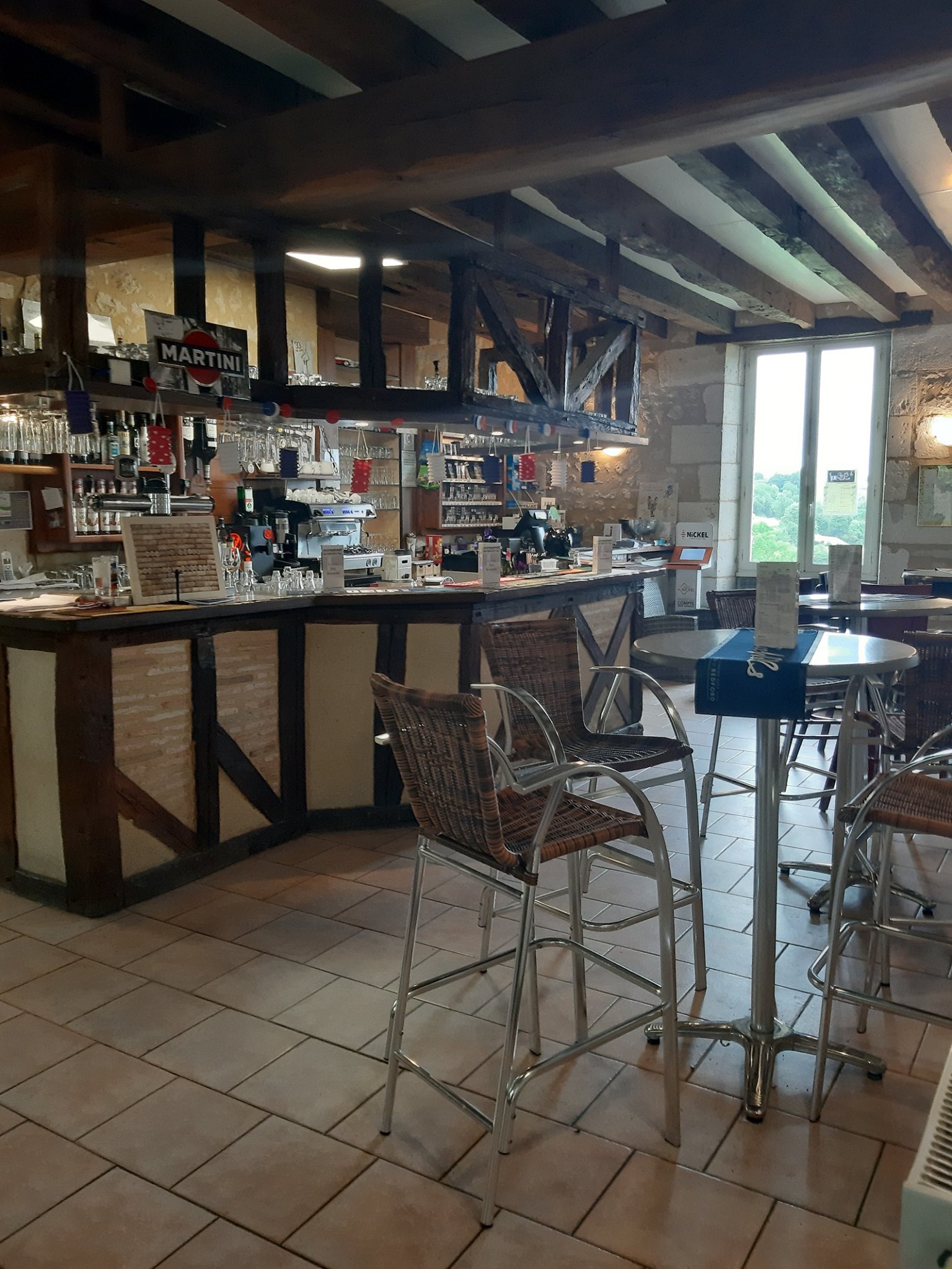 Située dans le bourg de Montagrier, l'auberge bénéficie d'une grande terrasse ombragée avec la treille et une terrasse non couverte autour d'une fontaine. Un bel espace repas à l'intérieur, un bar, avec vente de tabac. 
Il y a un bel appartement au-dessus de l'auberge compris dans la location.
Tous les vendredis soirs au mois de juillet et août il y a les Monta'grillades une manifestation qui rassemble environ 600 personnes par soir (animation musicales dans le bourg). 
Le bourg a été entièrement rénové avec création d'une halle, un cabinet médical avec médecin généraliste, une kinésithérapeute, cabinet infirmier, une boulangerie.
Il y a une école primaire, une micro-crèche et un club VTT.
A proximité de Brantôme, Ribérac et Périgueux notre commune compte 526 habitants.