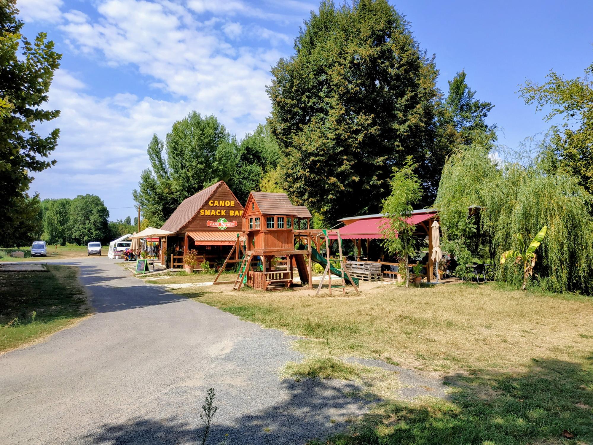 Restaurant traditionnelle avec vue sur le Pont de Cénac-et-Saint-Julien, au bord de la rivière Dordogne, à environ 12 km de Sarlat-La-Canéda, 4 km de Laroque-Gageac et au pied de Domme en plein cœur de la zone la plus touristique du Périgord Noir. Nous vendons ce fonds de commerce qui ne peut être exploité que d'avril à fin octobre chaque année car il est situé en zone inondable. Un chalet bois démontable de 70m² est installé sur un emplacement avec superbe vue et accès direct à la rivière. Un très grand parking ombragé par des arbres permet de garer plus d'une centaines de voitures sans difficulté. Pendant la journée, ce restaurant attire de nombreux touristes faisant la descente de la Dordogne en canoë. Ce fonds de commerce était en location-gérance et n'a pas été exploité par l'entreprise locataire en 2025. Le chiffre d'affaires 2024 était de l'ordre de 475 000 € HT. Le seul concurrent direct, à 2 km, réalise plus d'un million d'euros de CA chaque année.